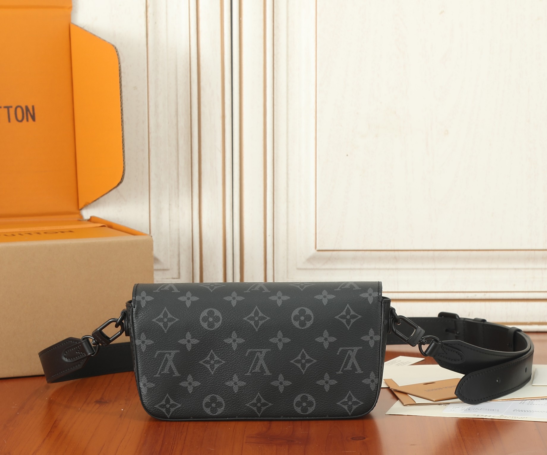 Louis Vuitton M83567 Montsouris Wearable Wallet Shoulder Bags Size 22*12*6cm