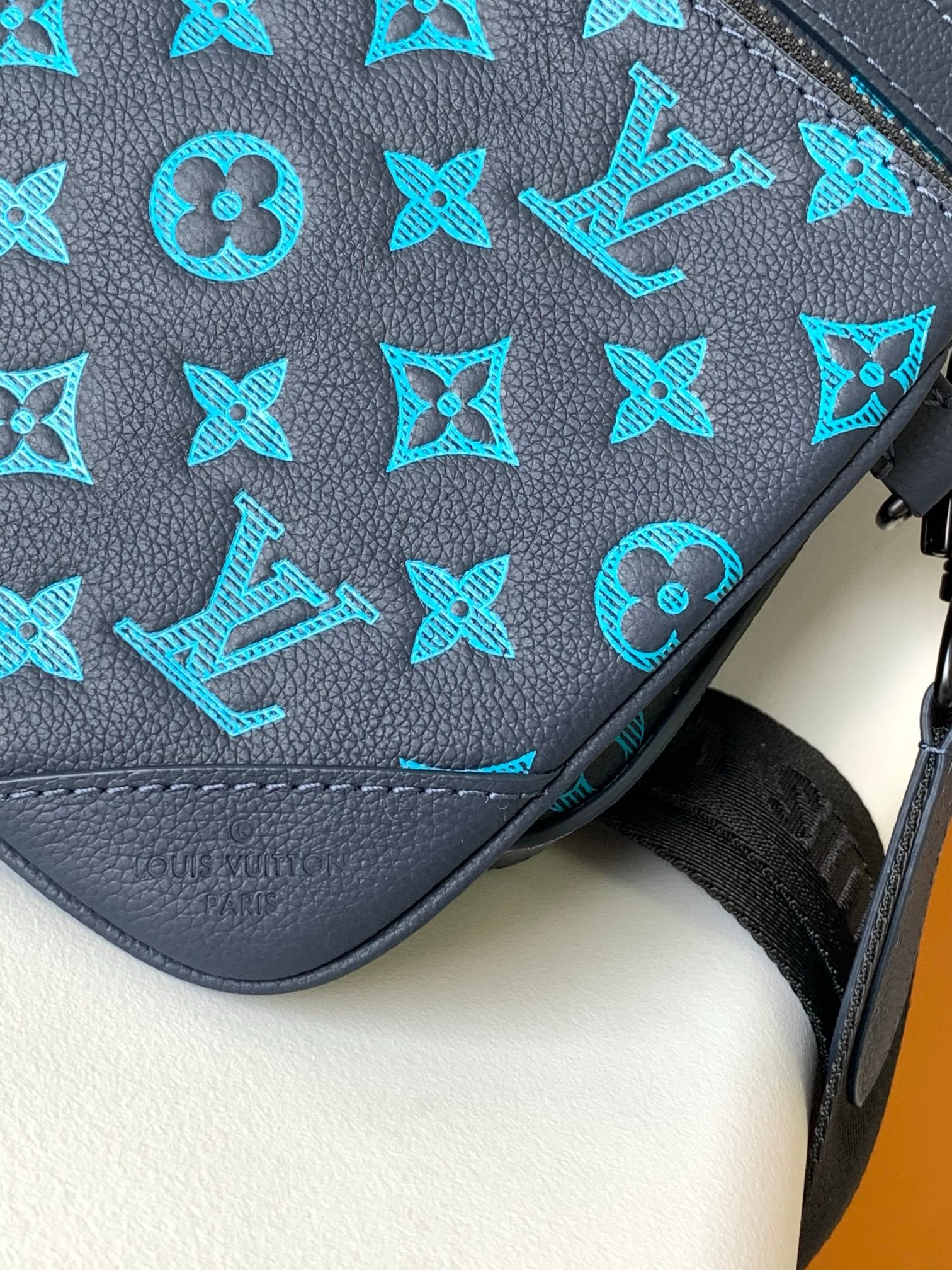 Louis Vuitton M46604 Men Shoulder Bags Size 25*18.5*7cm