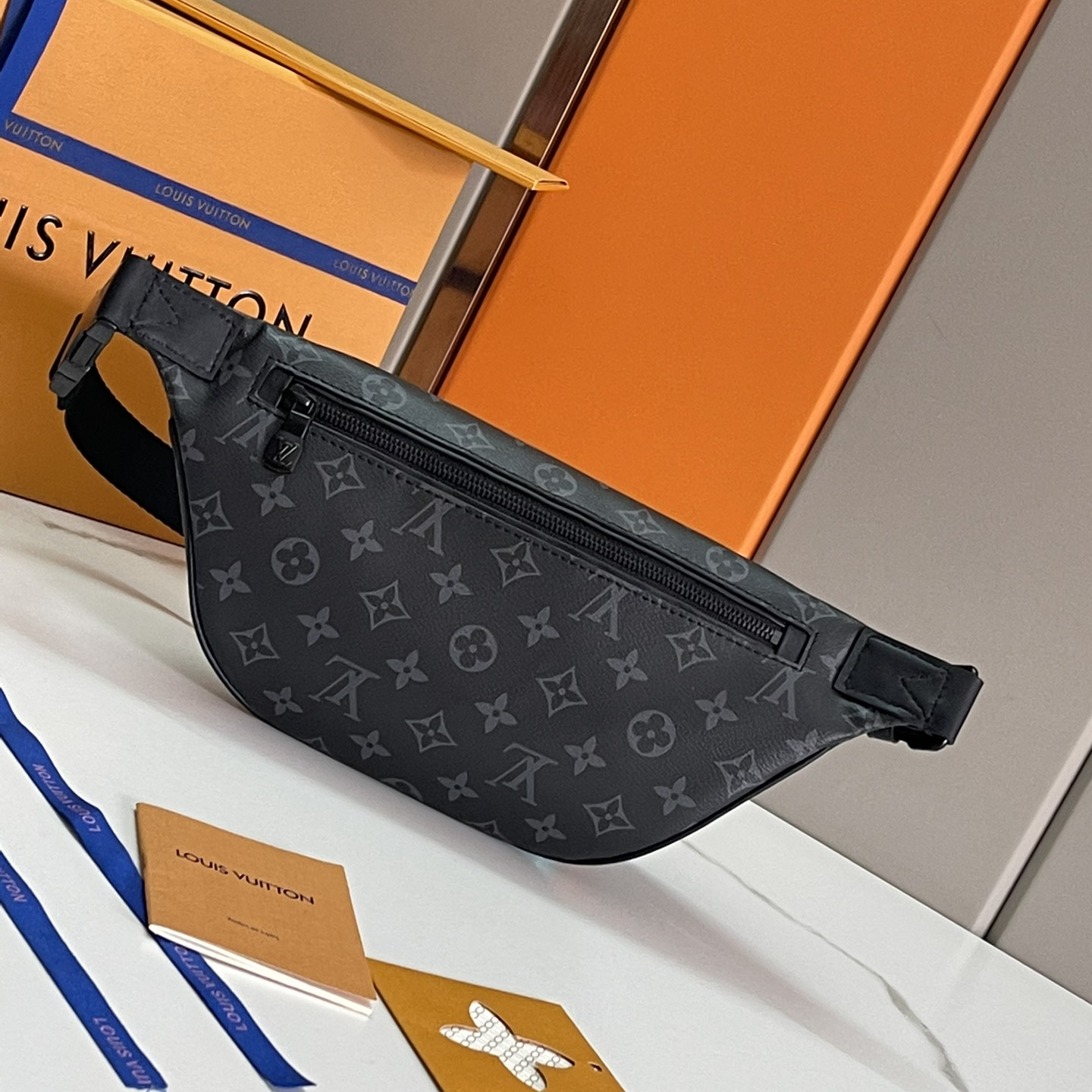 Louis Vuitton M46035 Discovery BumbagMen Bags Size 44*15*9cm