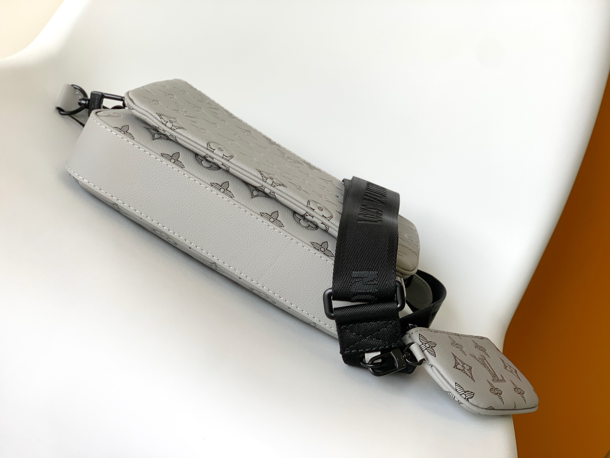 Louis Vuitton M46603 Men Shoulder Bags Size 25*18.5*7cm