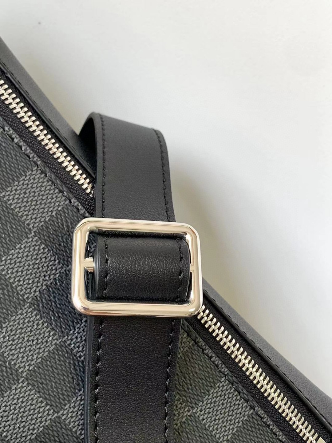 Louis Vuitton N40298 Discovery Graphite Men Bags Size 26*13*7cm