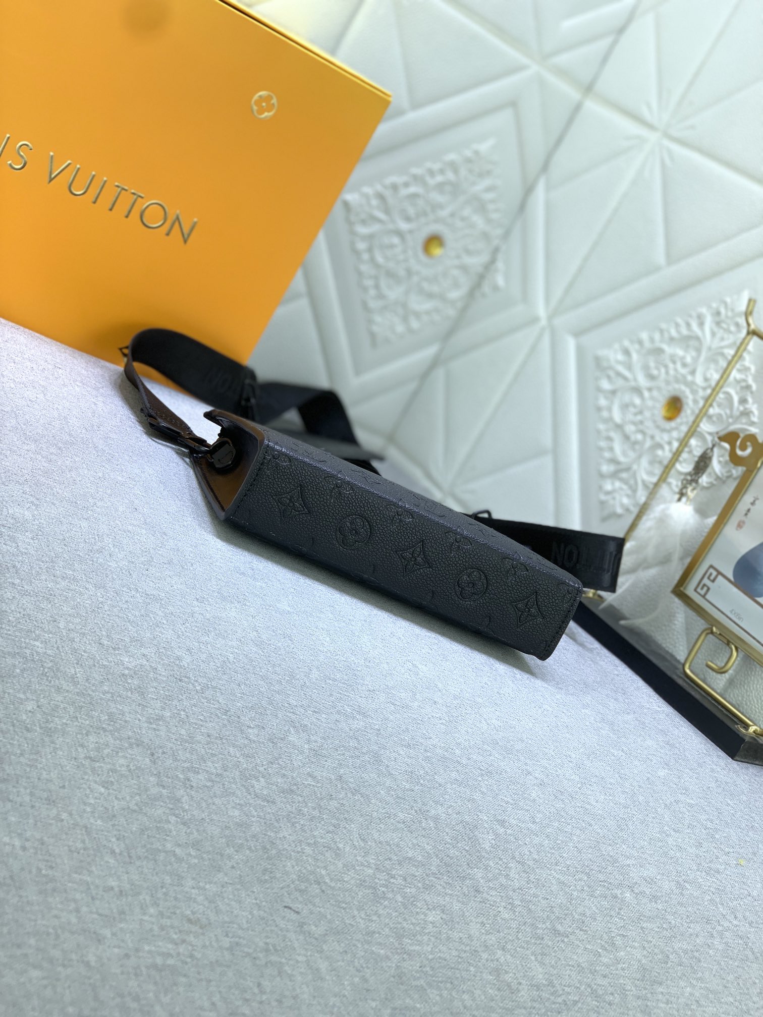 Louis Vuitton M81115 Alpha Wearable Shoulder Bags Size 18*11*6cm