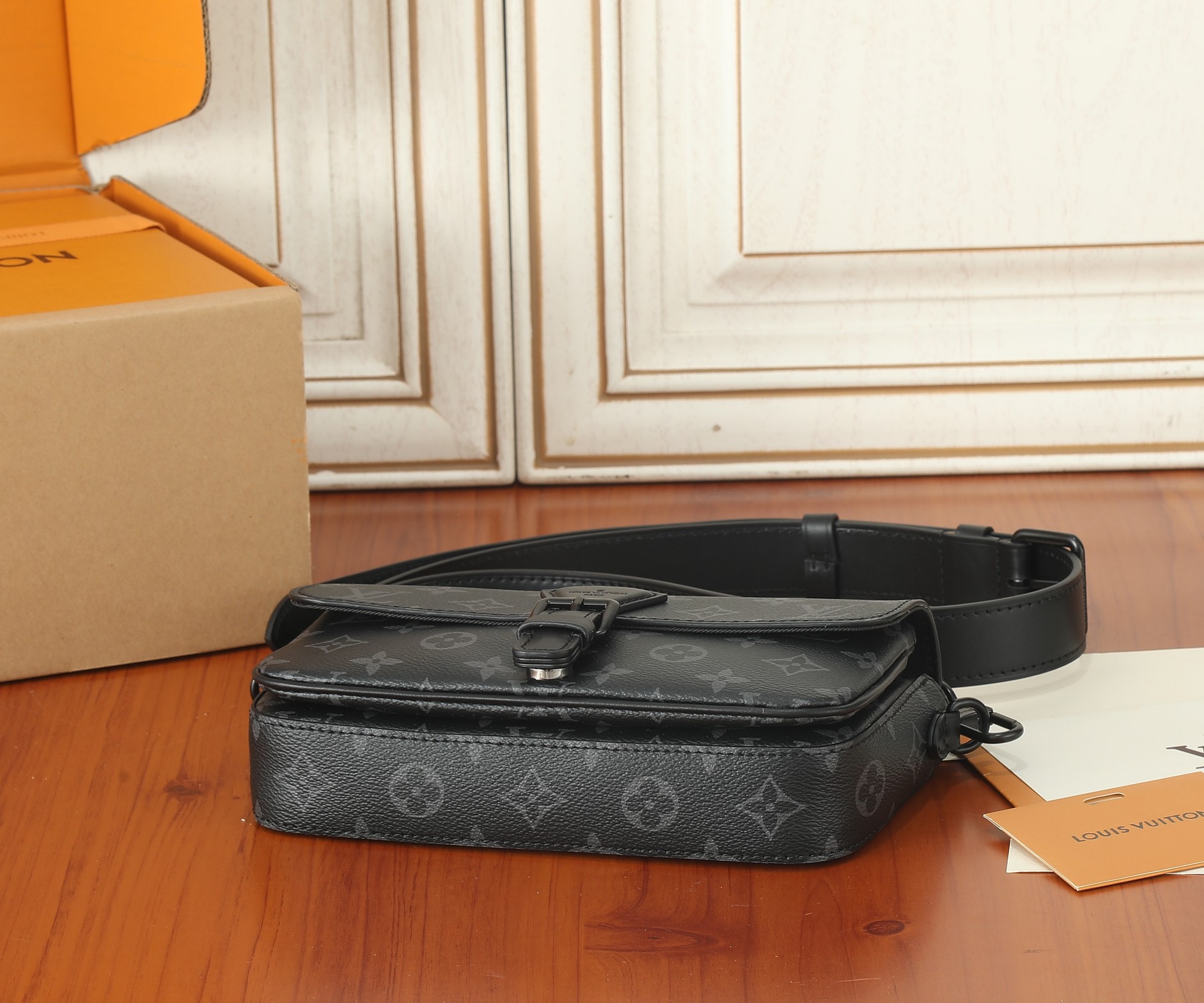 Louis Vuitton M83567 Montsouris Wearable Wallet Shoulder Bags Size 22*12*6cm