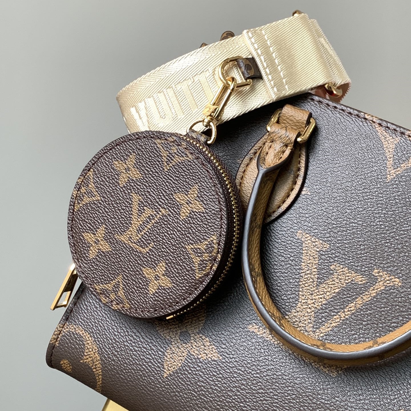 Louis Vuitton M46373 On The Go Shoulder Bags Size 25*19*11.5cm