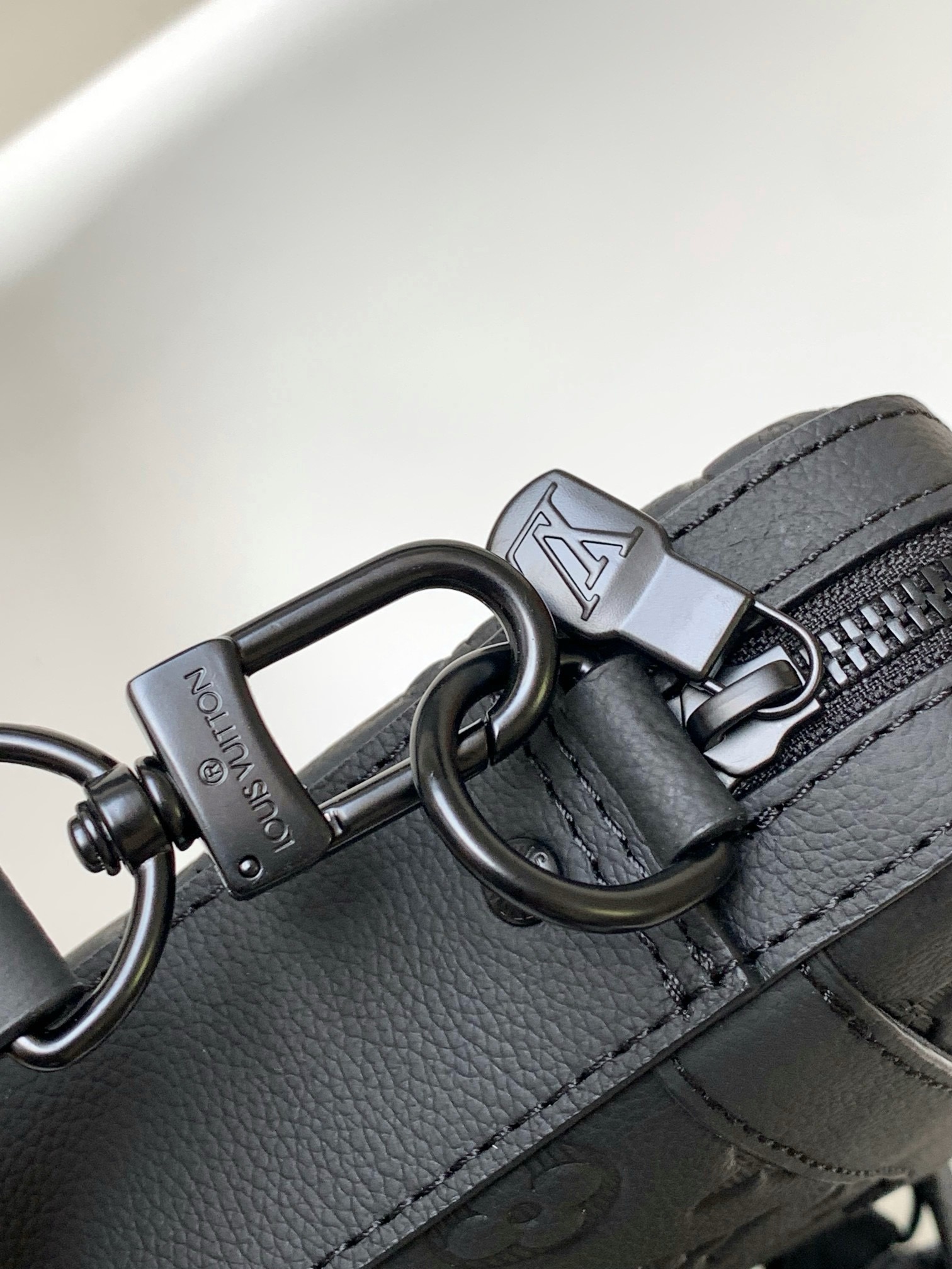 Louis Vuitton M46602 Men Shoulder Bags Size 25*18.5*7cm