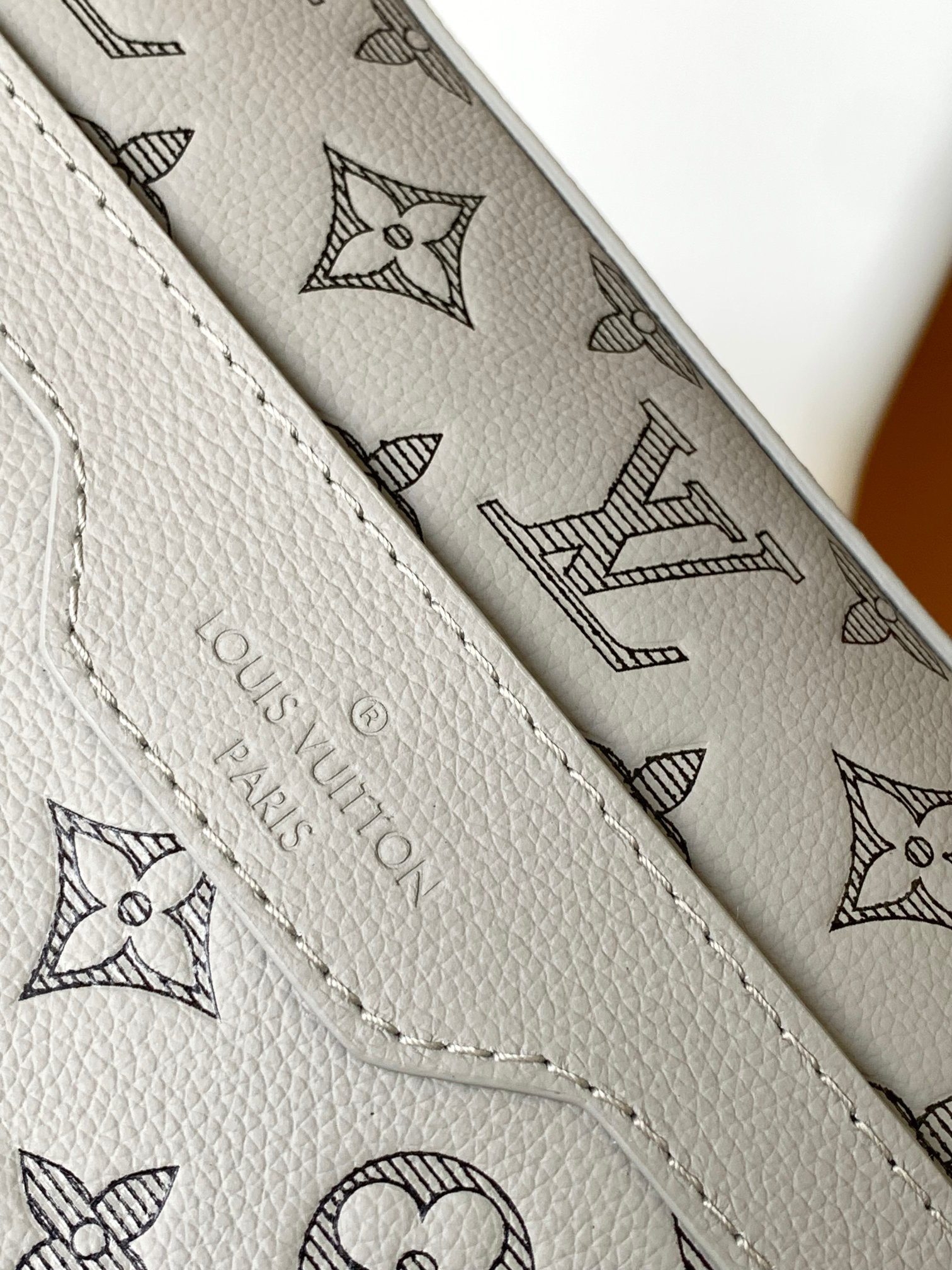 Louis Vuitton M46603 Men Shoulder Bags Size 25*18.5*7cm