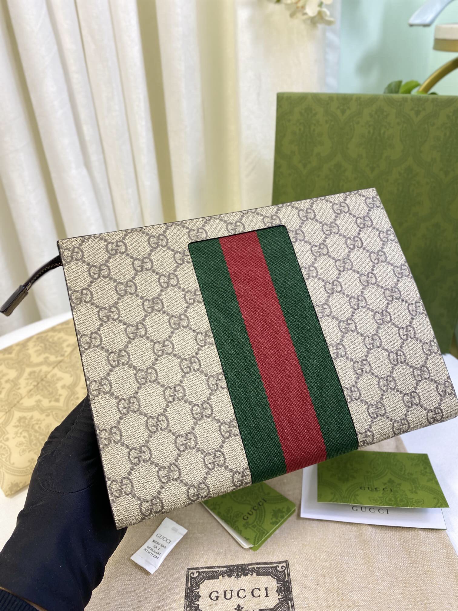 Gucci New GG Supreme Pouch Size 26*20*6cm Style 475316