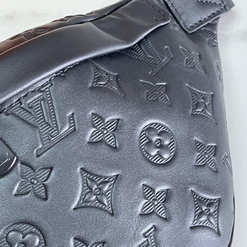 Louis Vuitton M46036 Discovery BumbagMen Bags Size 44*15*9cm