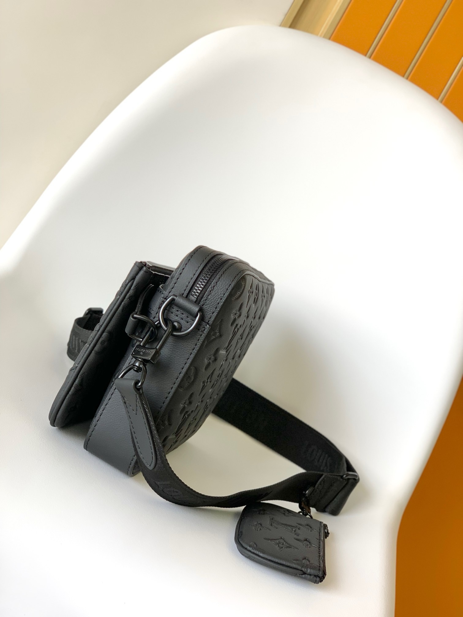 Louis Vuitton M46602 Men Shoulder Bags Size 25*18.5*7cm