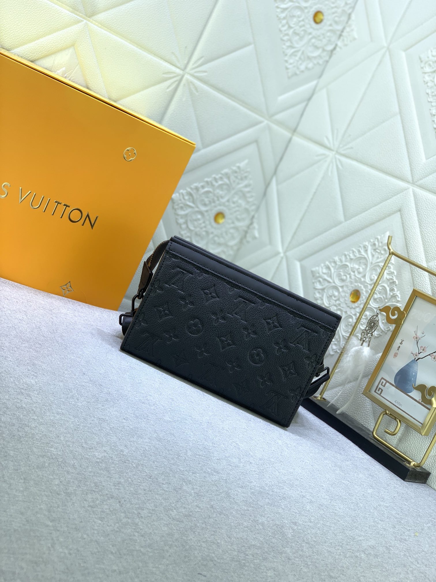 Louis Vuitton M81115 Alpha Wearable Shoulder Bags Size 18*11*6cm