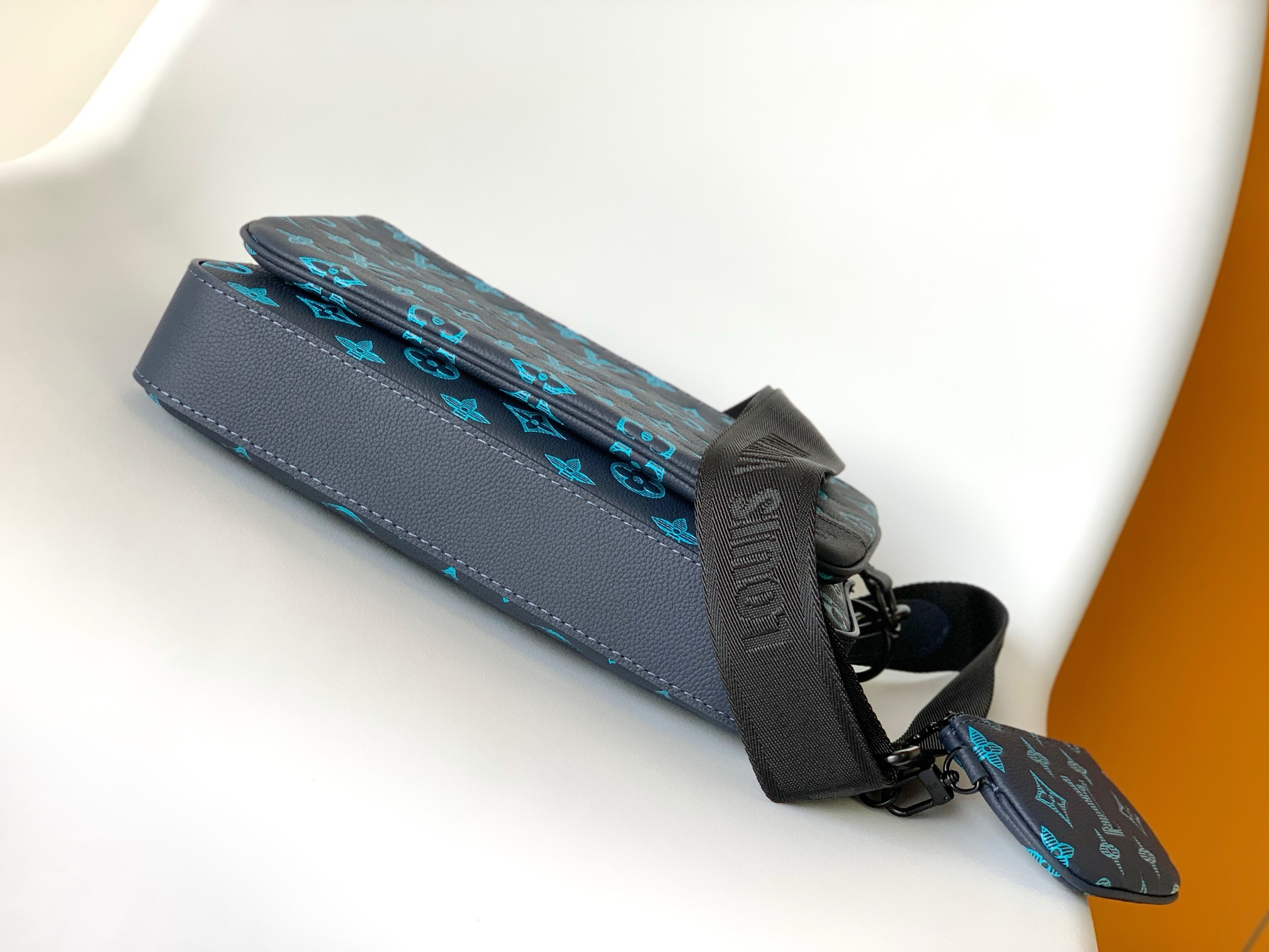 Louis Vuitton M46604 Men Shoulder Bags Size 25*18.5*7cm