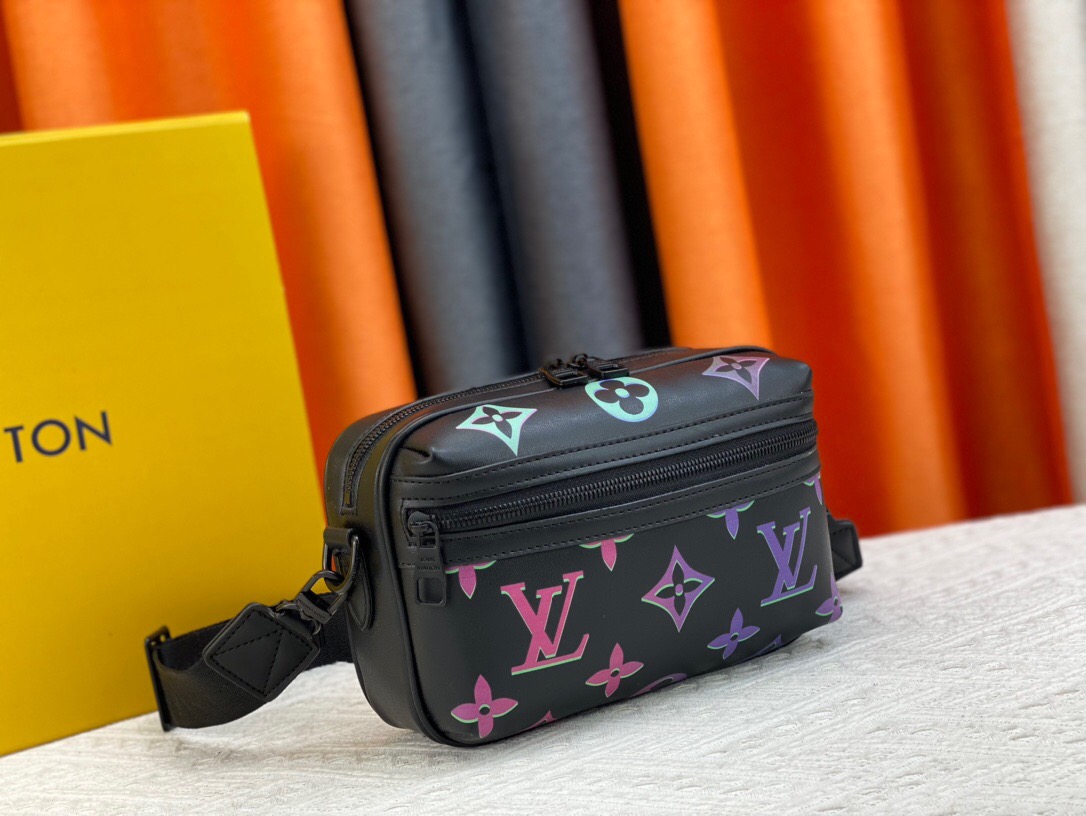 Louis Vuitton M22495 Comet Men Bags Size 21.5*14*7.5cm