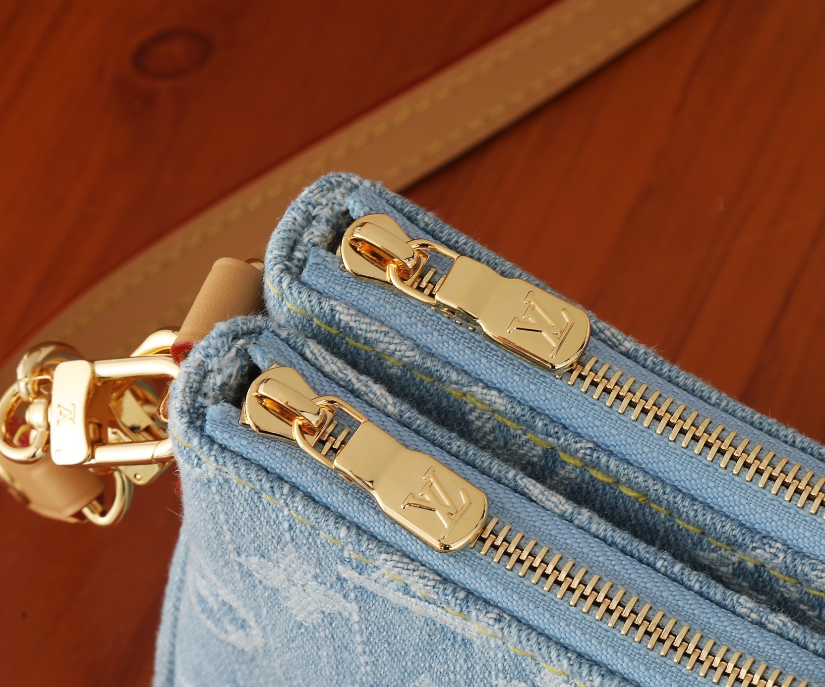 Louis Vuitton M83532 Liv Pochette Denim Cowboy Shoulder Bag Size 24.5*13.5*6.5cm