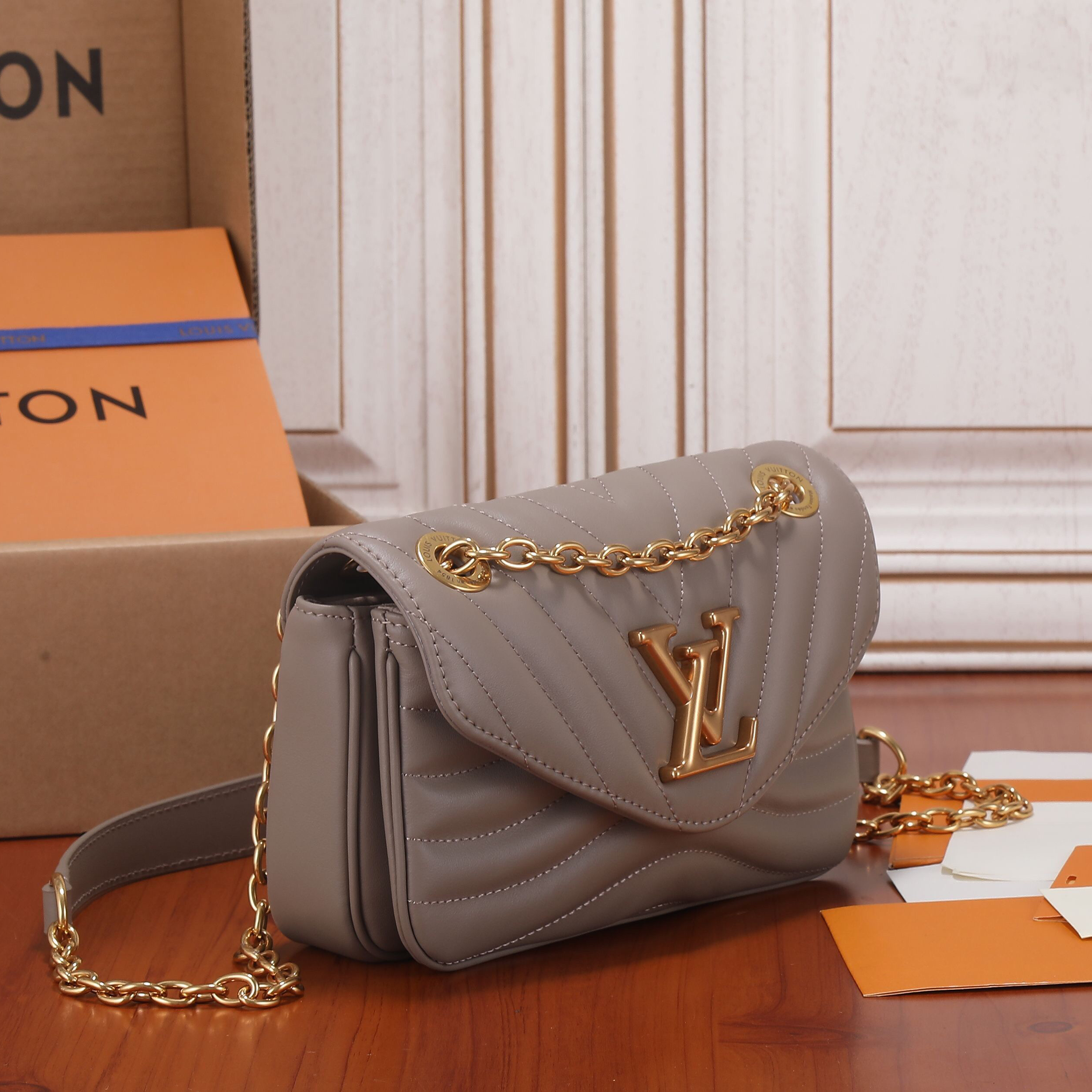 Louis Vuitton M20838 2022SS Women Shoulder Bags 21*12*9cm