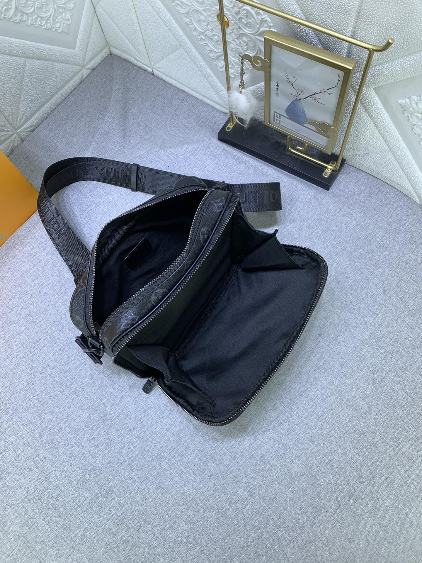 Louis Vuitton M46955 Alpha Shoulder Bags Size 11*18*6cm