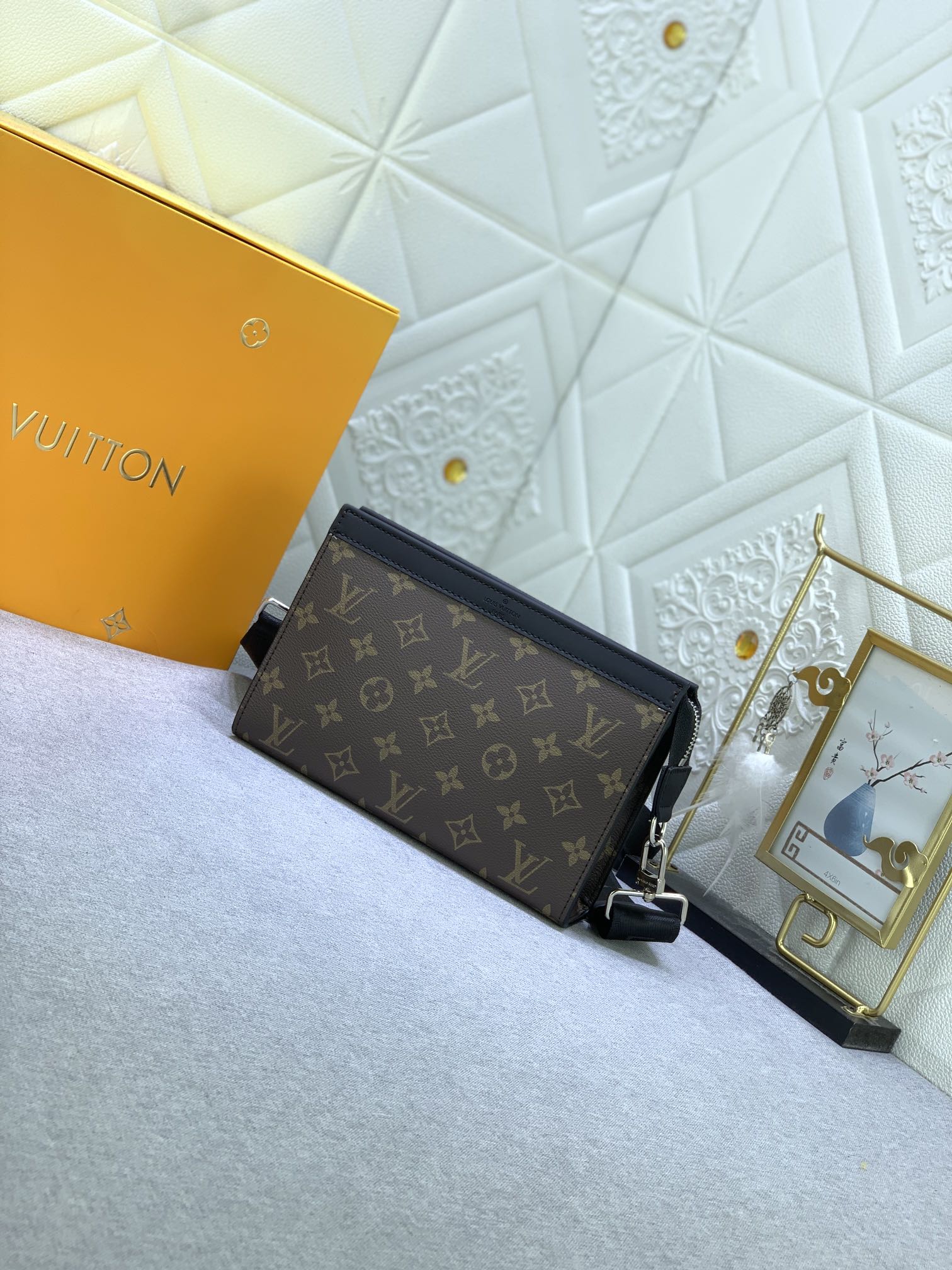 Louis Vuitton M81124 Alpha Wearable Shoulder Bags Size 18*11*6cm