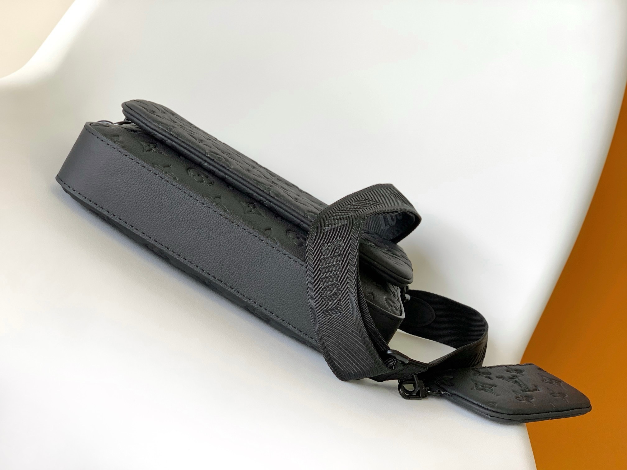 Louis Vuitton M46602 Men Shoulder Bags Size 25*18.5*7cm