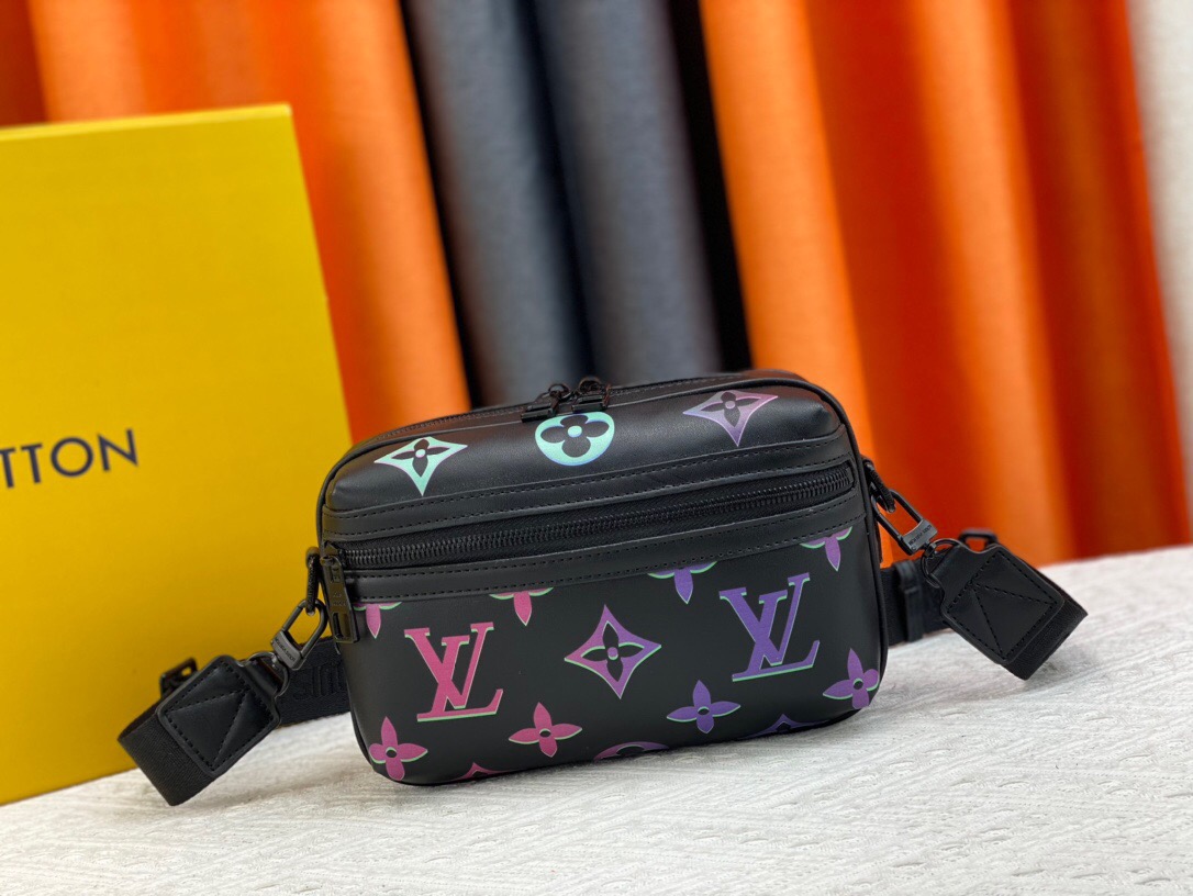 Louis Vuitton M22495 Comet Men Bags Size 21.5*14*7.5cm