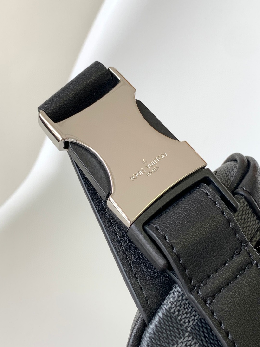 Louis Vuitton N40298 Discovery Graphite Men Bags Size 26*13*7cm