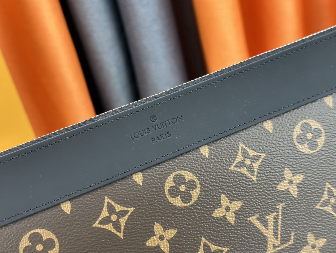 Louis Vuitton M62291 Pochette apollo Clutch Bags Size 34*25*2cm