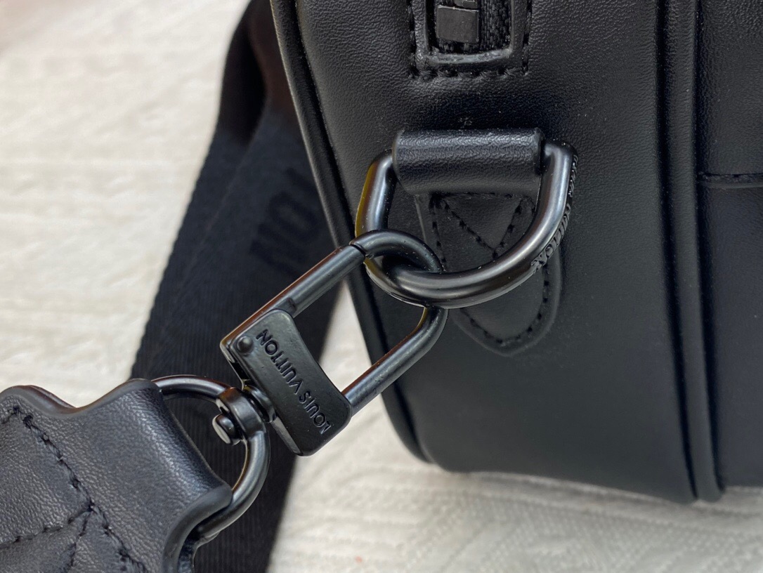 Louis Vuitton M22495 Comet Men Bags Size 21.5*14*7.5cm