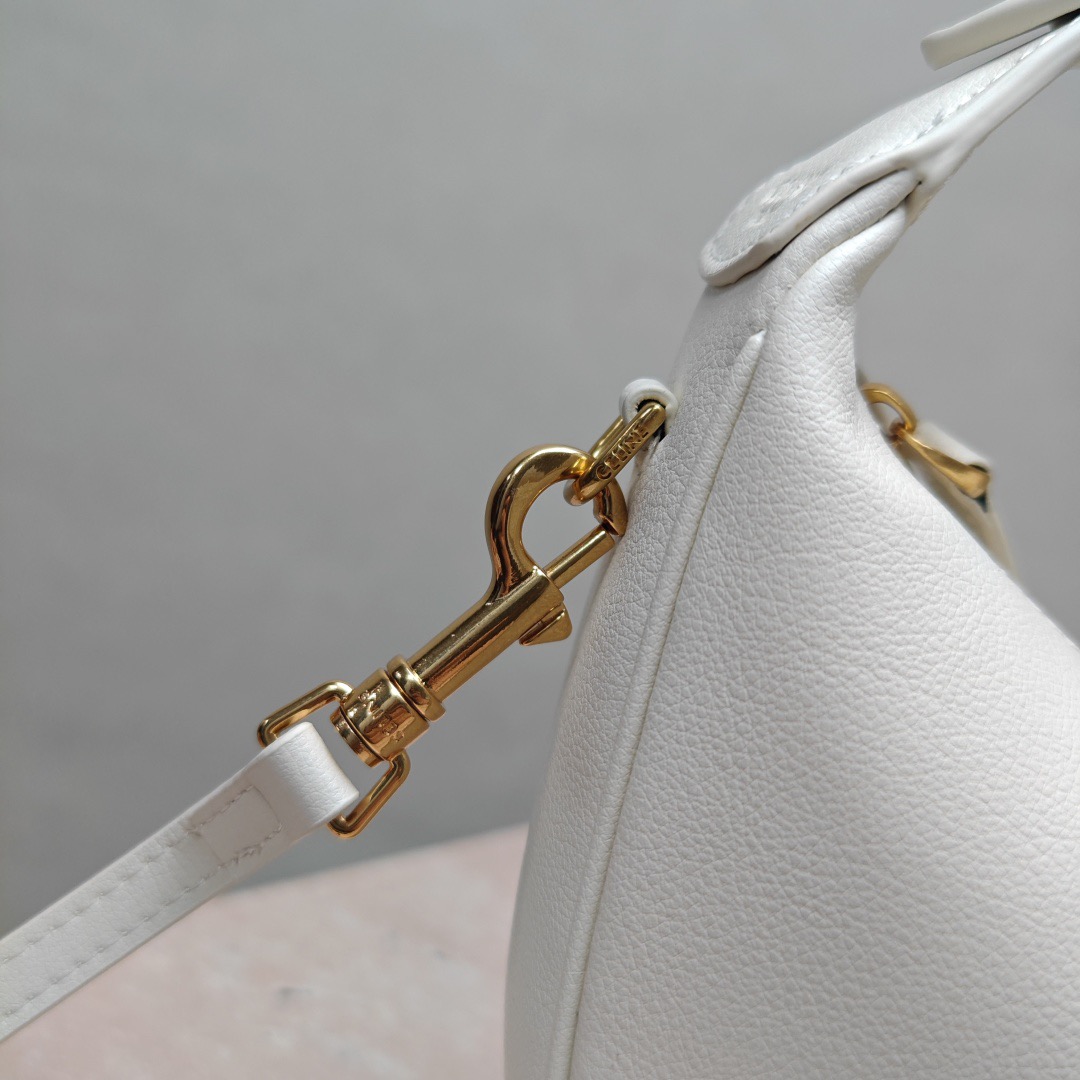 Celine 25ss Lulu Shoulder Bags Size 24*21*5cm