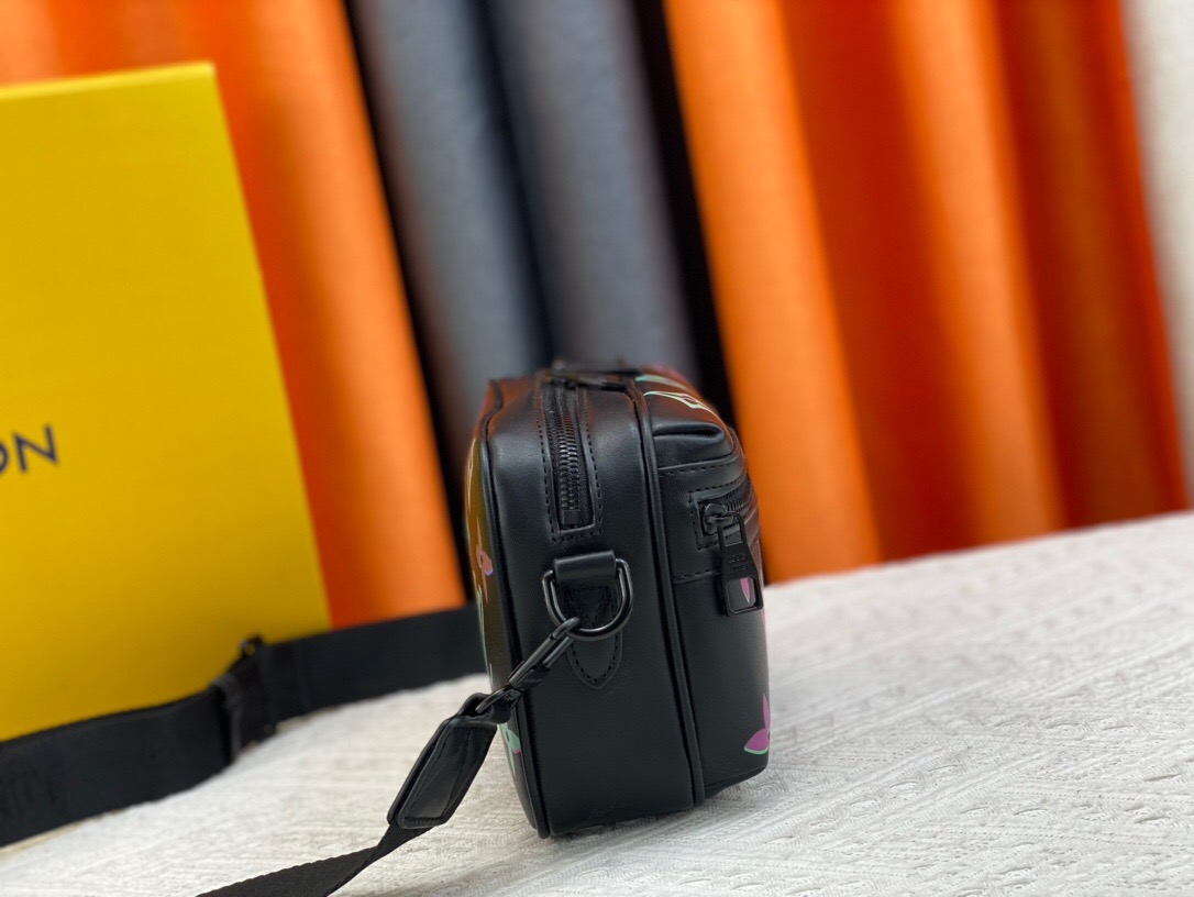 Louis Vuitton M22495 Comet Men Bags Size 21.5*14*7.5cm