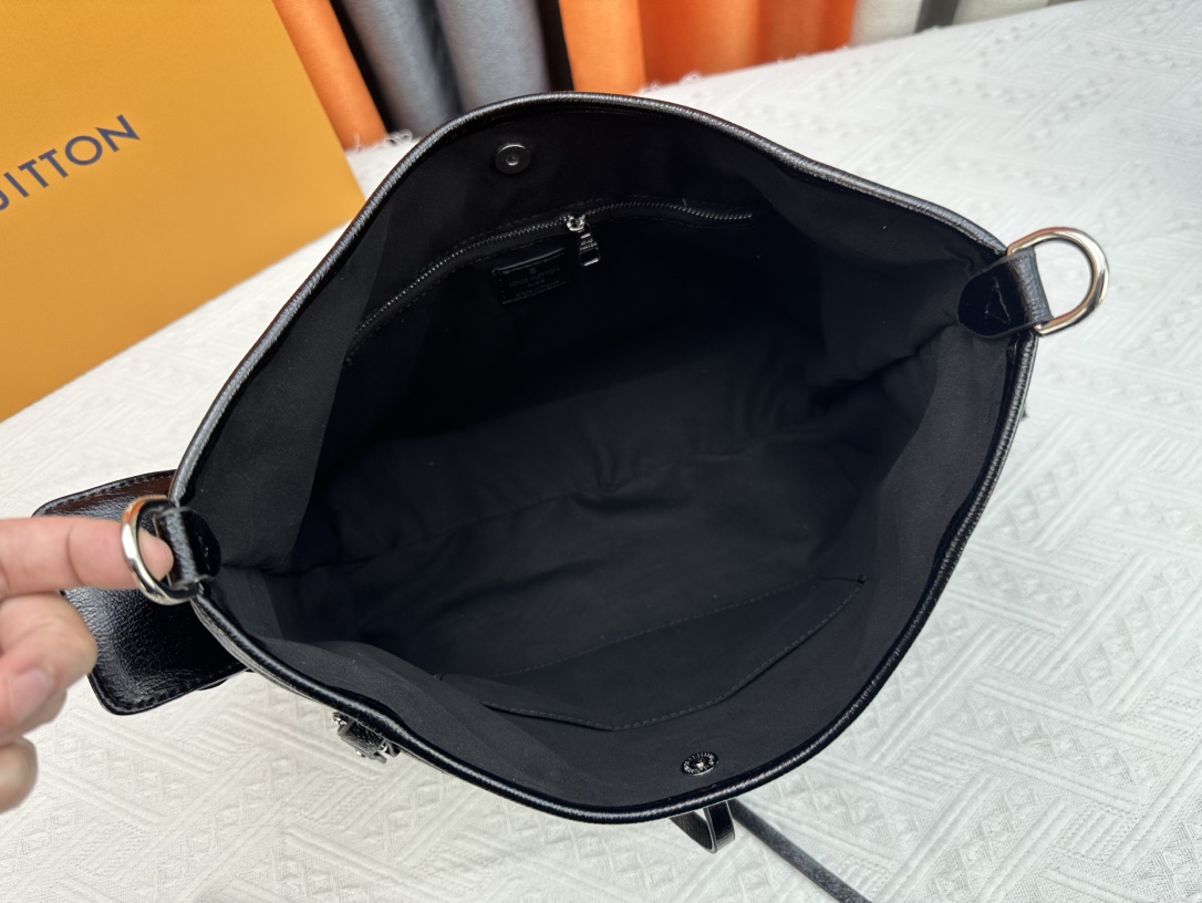 Louis Vuitton M24861 CarryAll Cargo Shoulder Bags Size 33*23*15cm