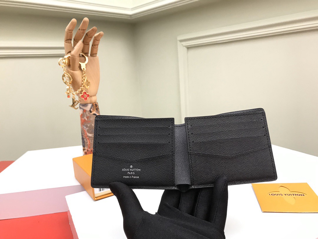 Louis Vuitton Men Wallet N63261 Size 11.9*9cm