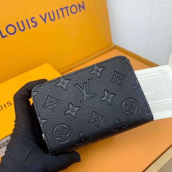 Louis Vuitton Women Card Holder M83689
