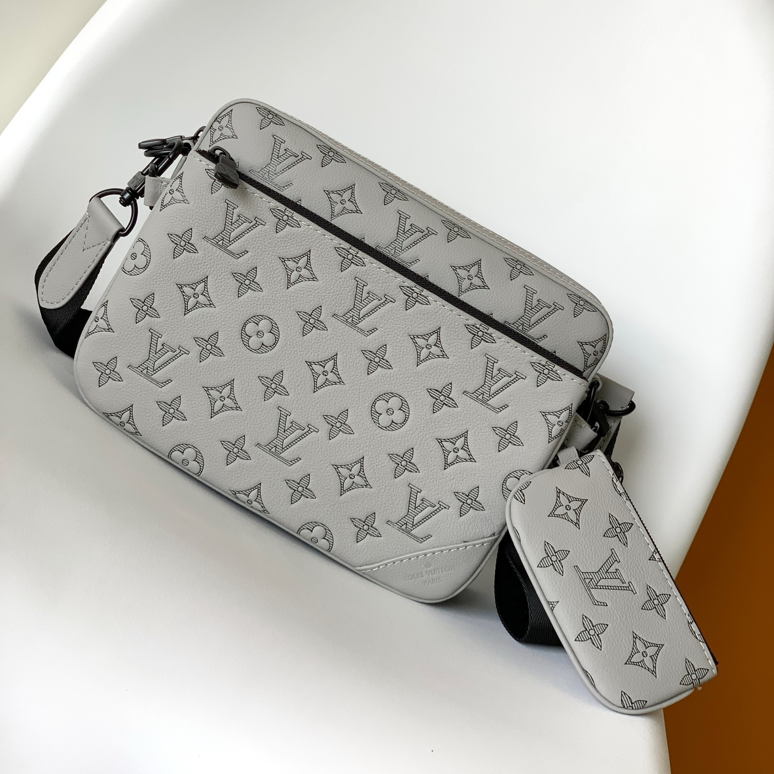 Louis Vuitton M46603 Men Shoulder Bags Size 25*18.5*7cm