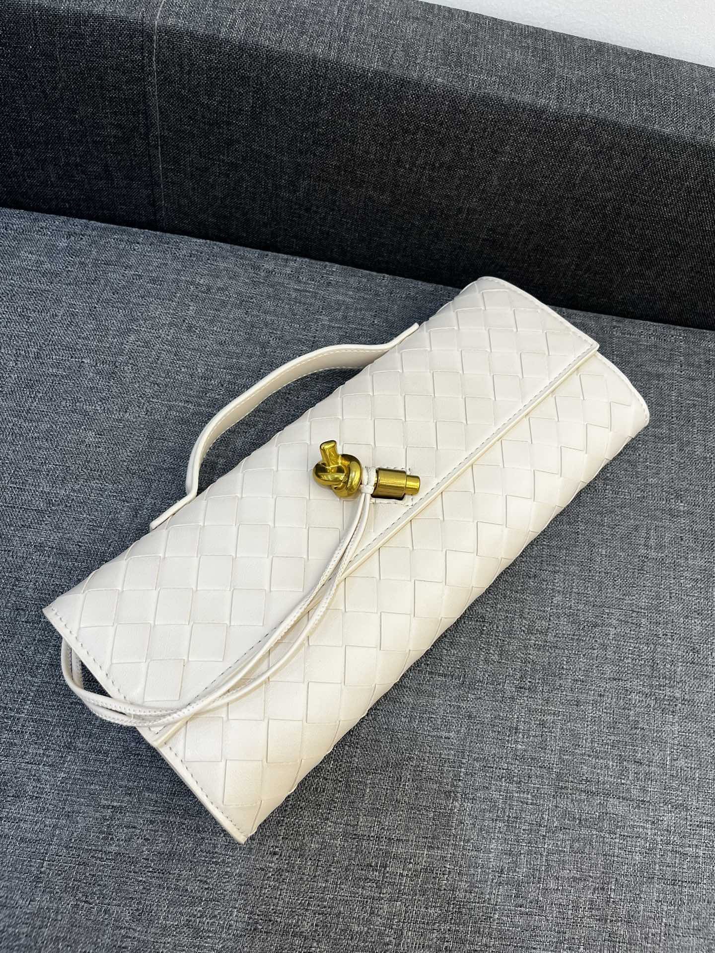 Bottega Veneta Andiamo Clutch 30*13*4cm