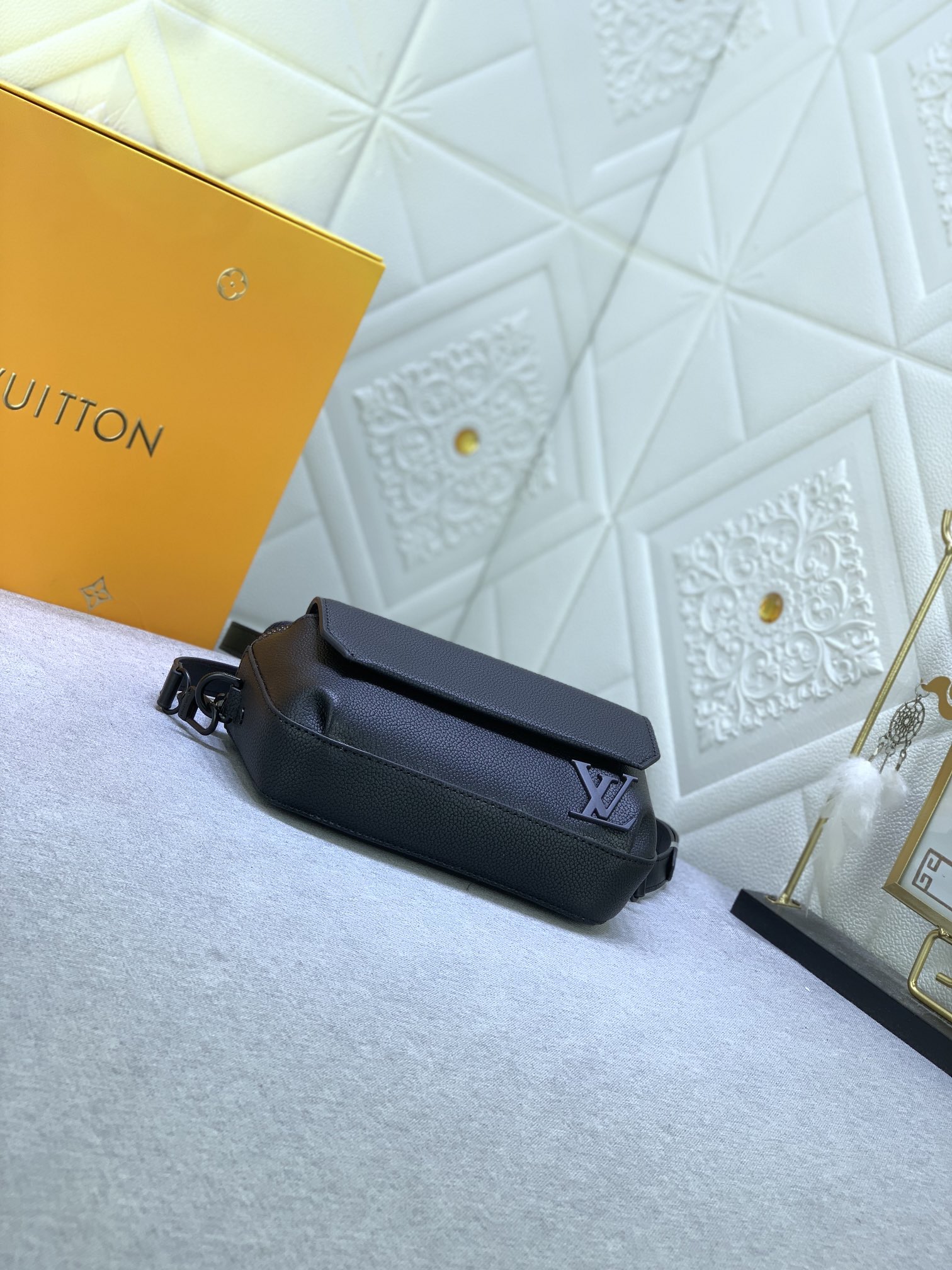 Louis Vuitton M83563 Pilot Shoulder Bags Size 20*12*5cm