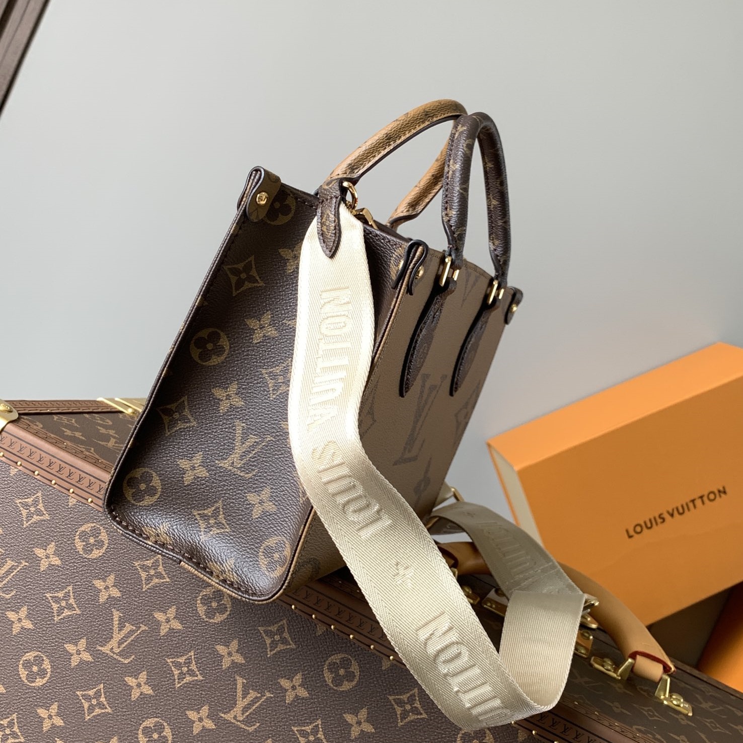 Louis Vuitton M46373 On The Go Shoulder Bags Size 25*19*11.5cm