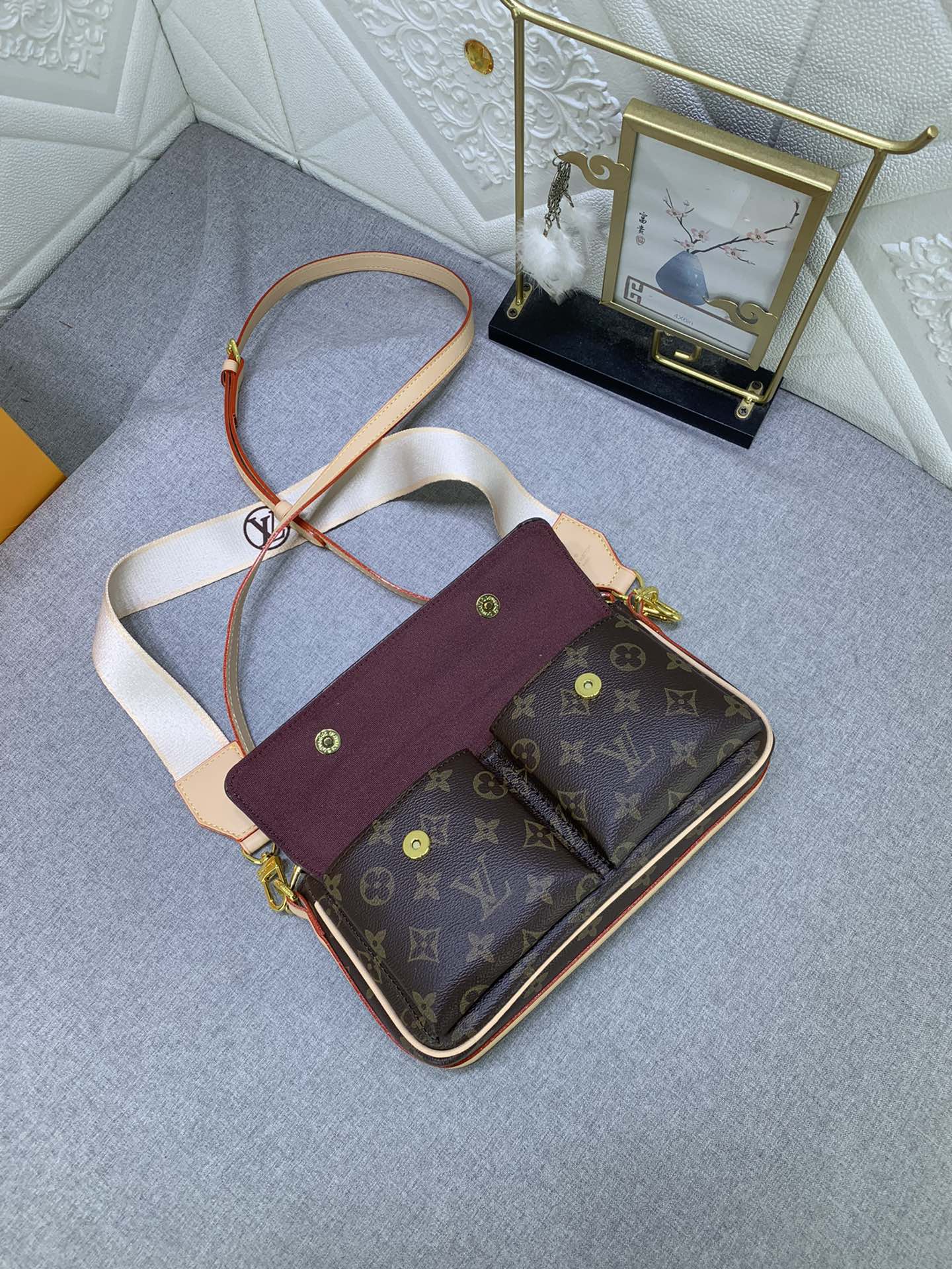 Louis Vuitton M46999 Viva-cité Shoulder Bags Size 25*15*8cm
