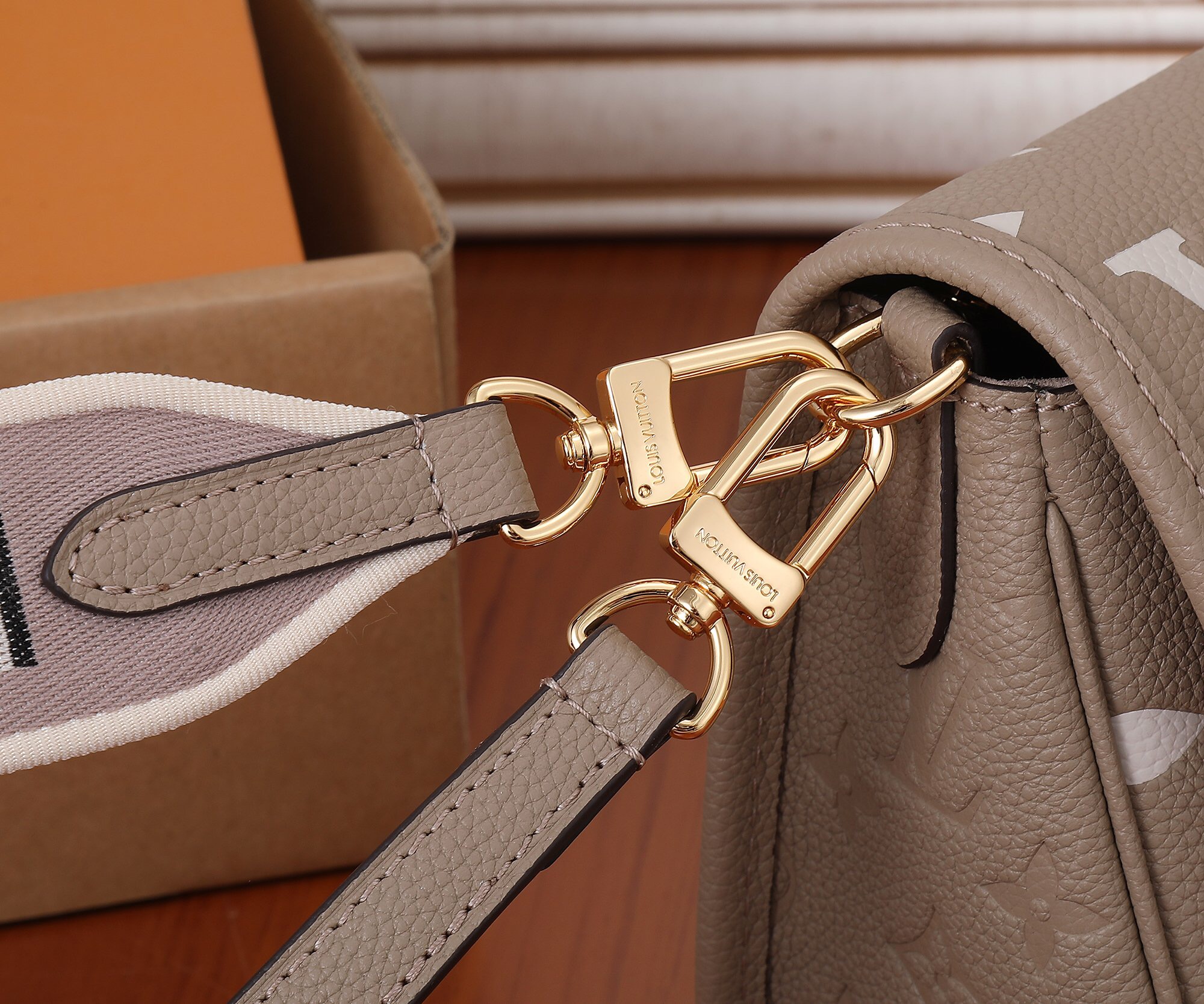 Louis Vuitton M46583 Diane Women Bags Size 23*16*8.5cm