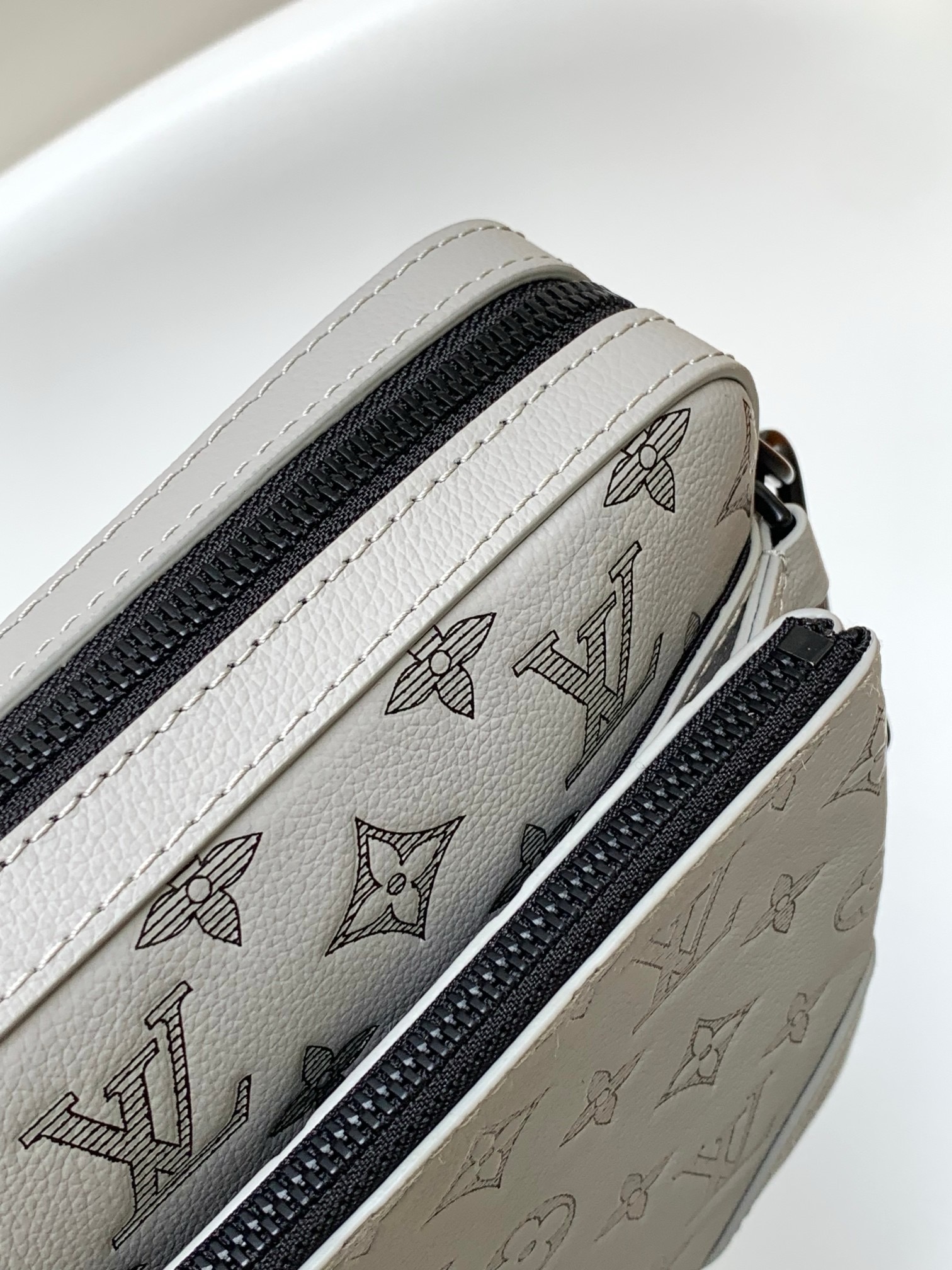 Louis Vuitton M46603 Men Shoulder Bags Size 25*18.5*7cm