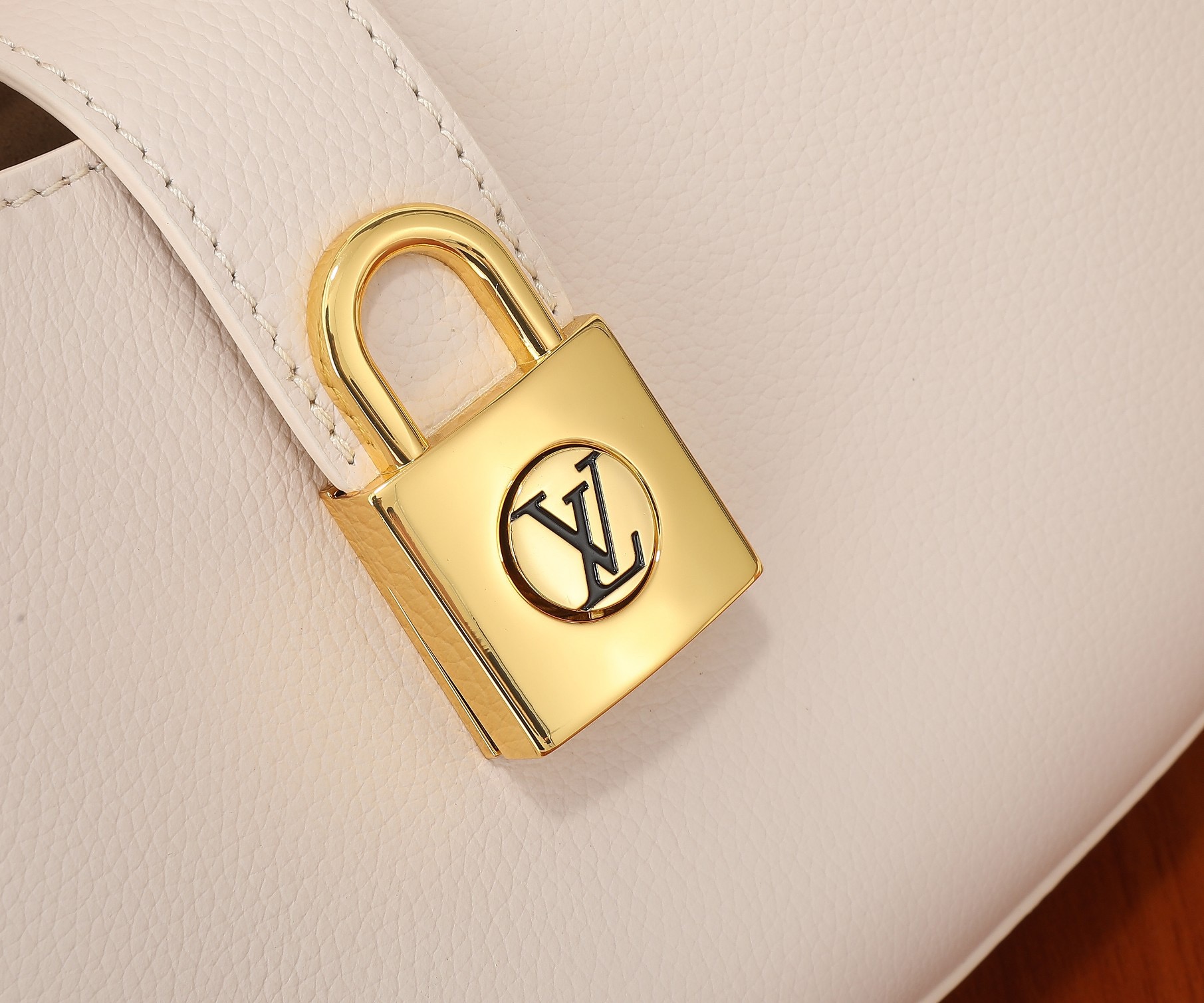 Louis Vuitton M24990 Low Key Shoulder Bag Size 26*18*7cm