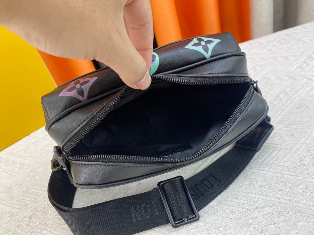 Louis Vuitton M22495 Comet Men Bags Size 21.5*14*7.5cm