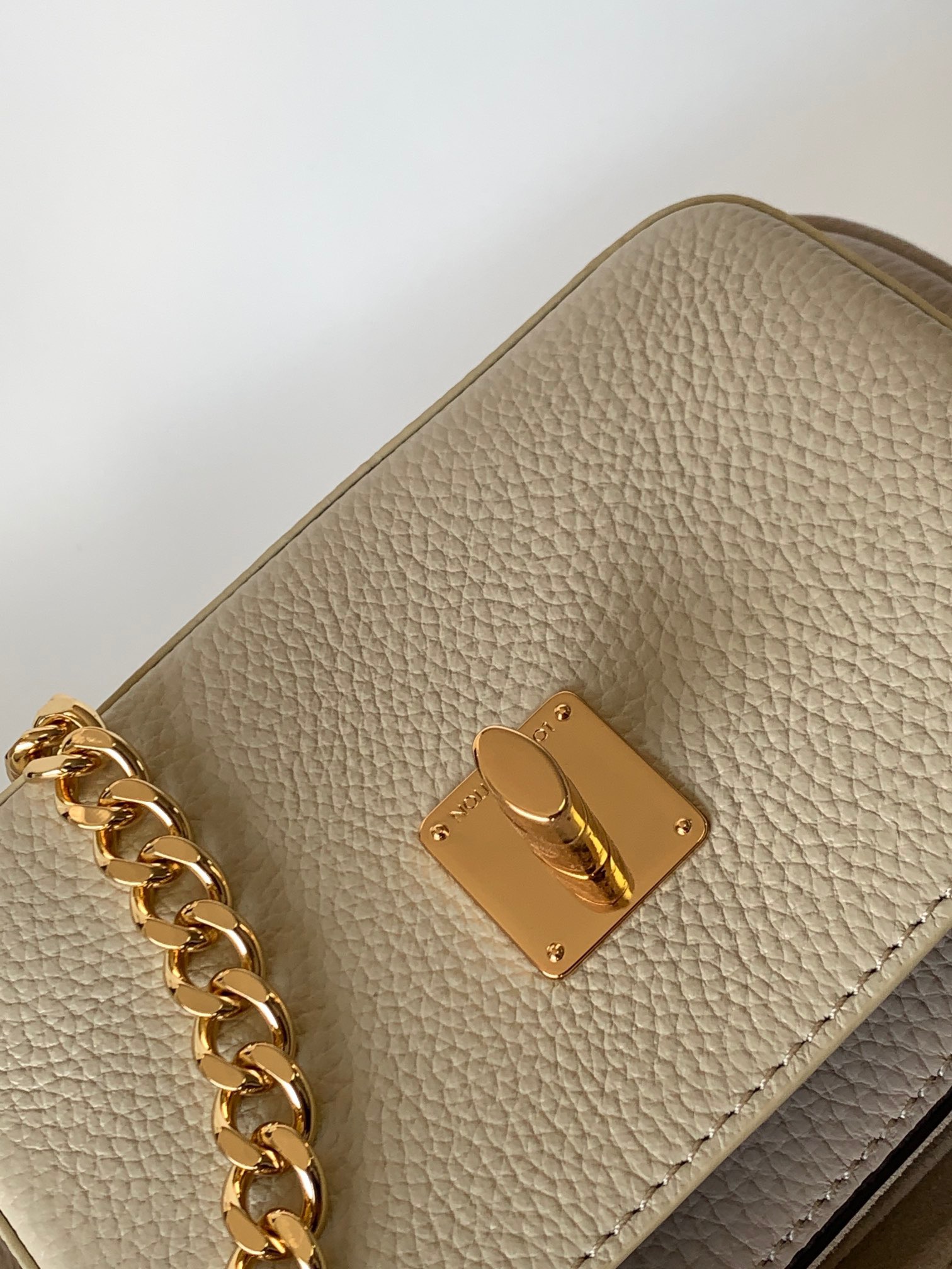 Louis Vuitton M58554 Lockme Tender Women Shoulder Bags Size 19*13*8cm