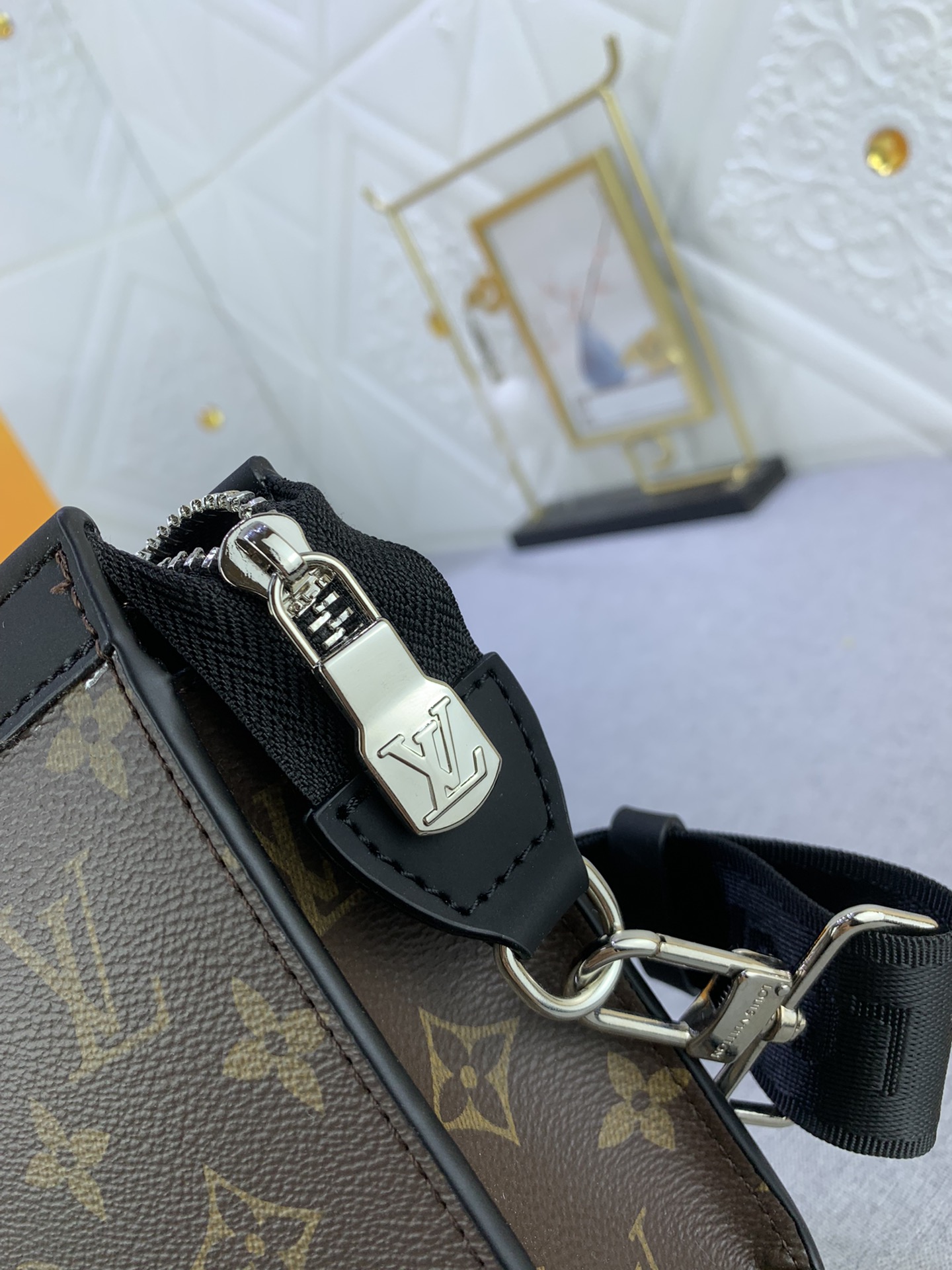 Louis Vuitton M81124 Alpha Wearable Shoulder Bags Size 18*11*6cm