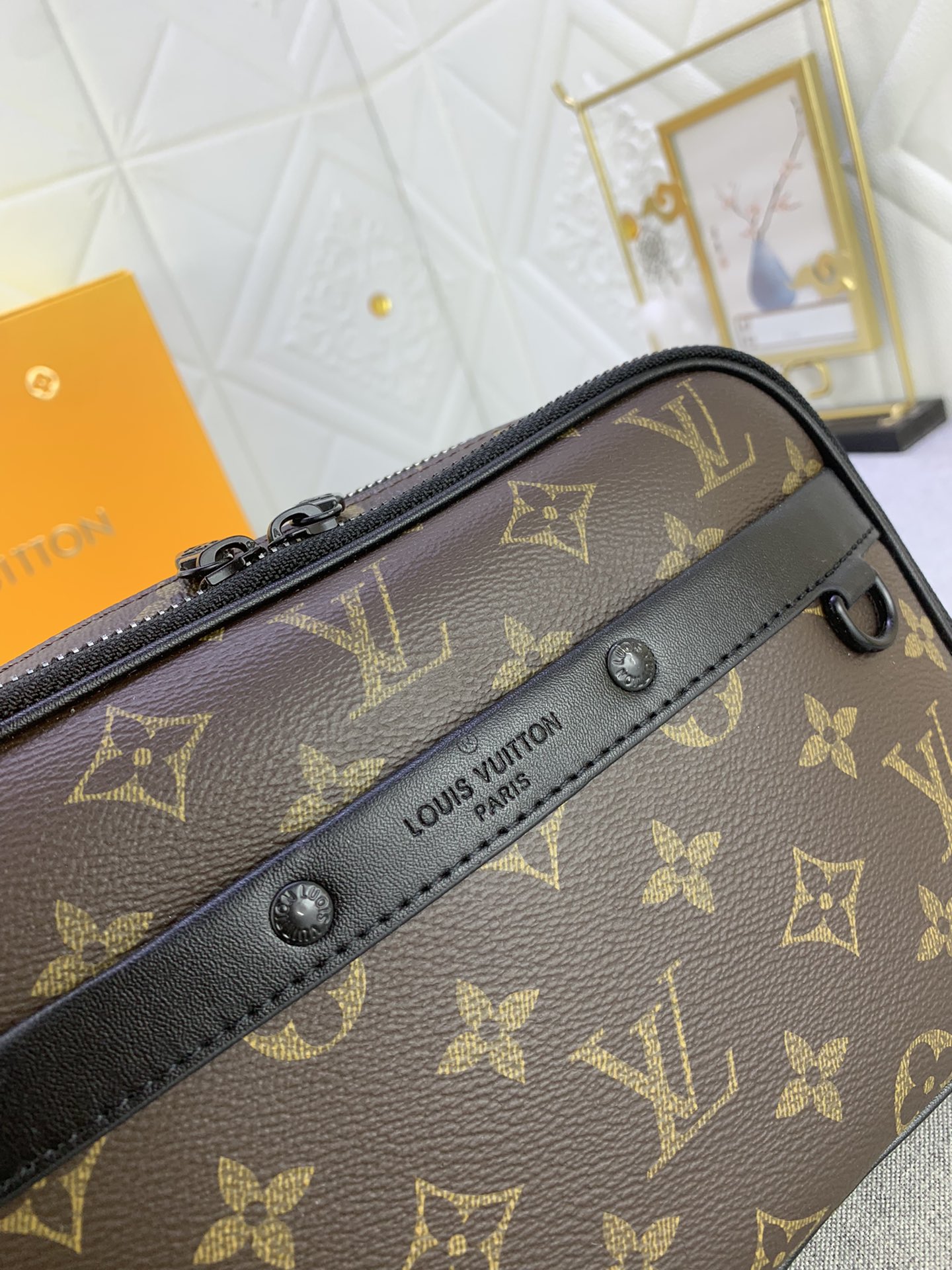 Louis Vuitton M82542 Alpha Shoulder Bags Size 11*18*6cm