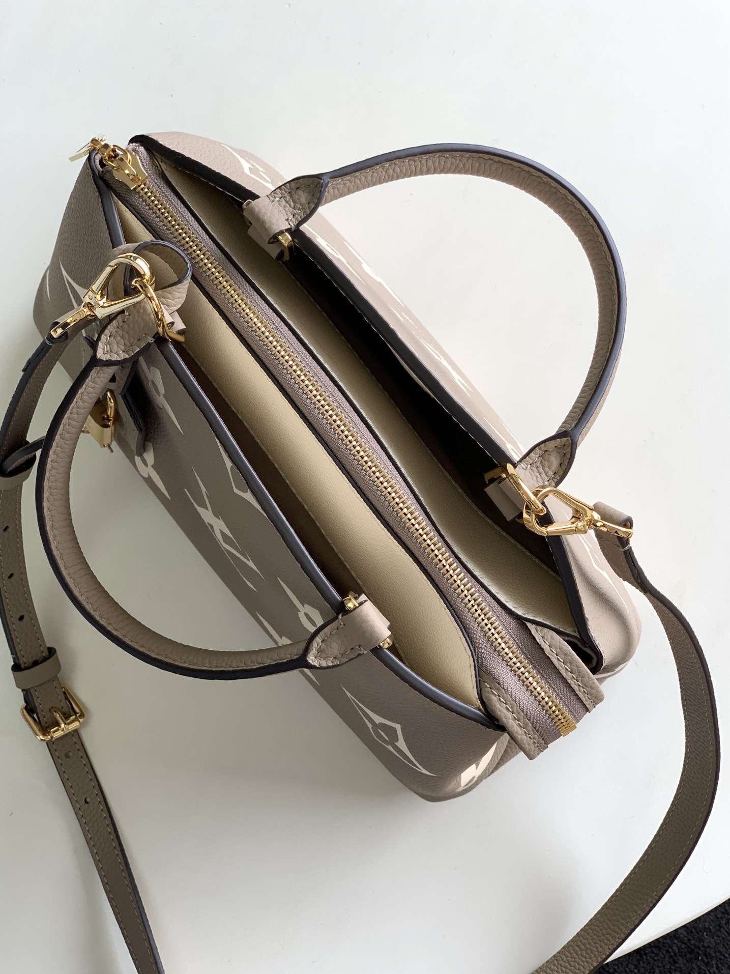 Louis Vuitton M45833 Women Bags 2-Size