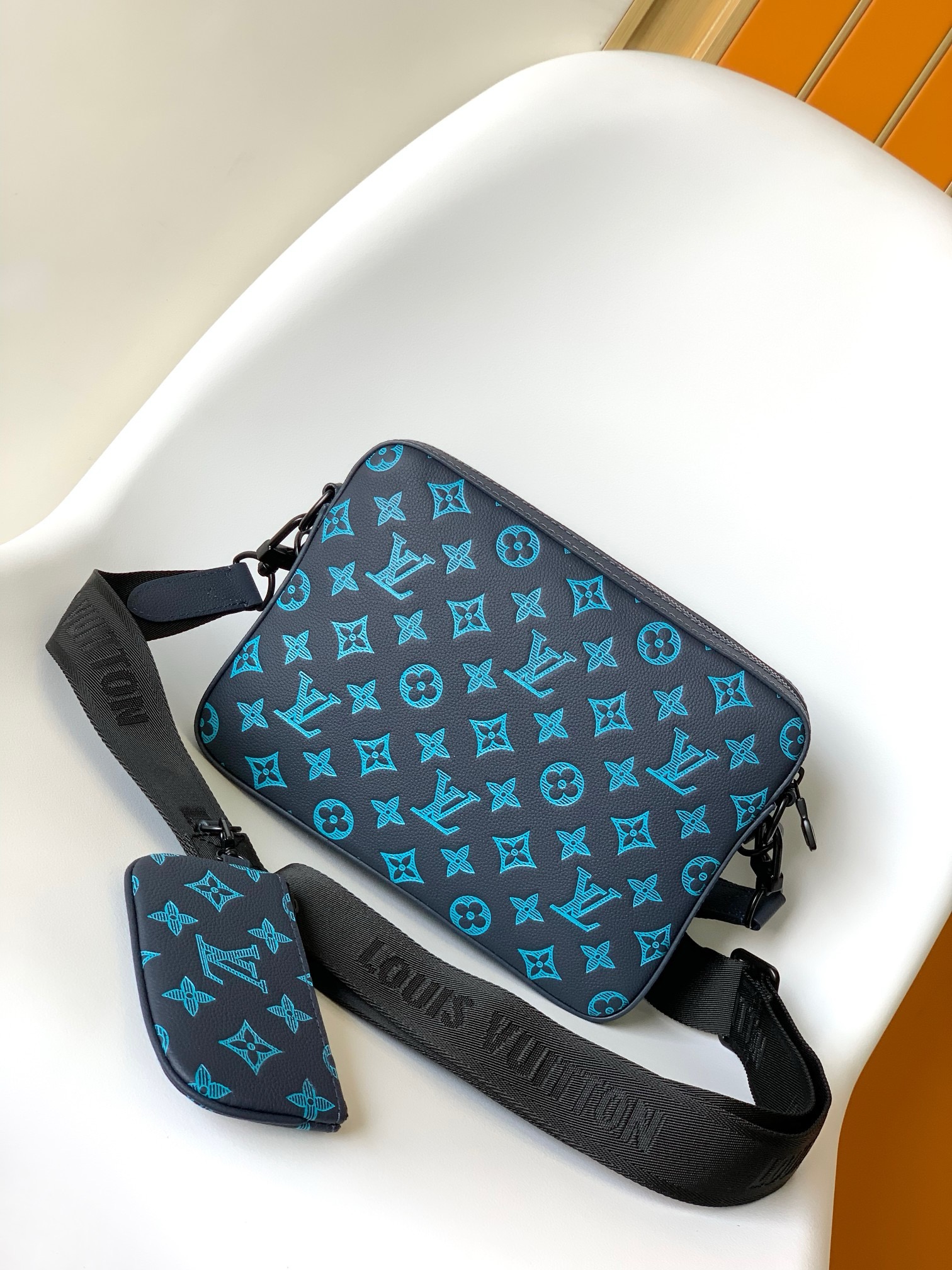 Louis Vuitton M46604 Men Shoulder Bags Size 25*18.5*7cm