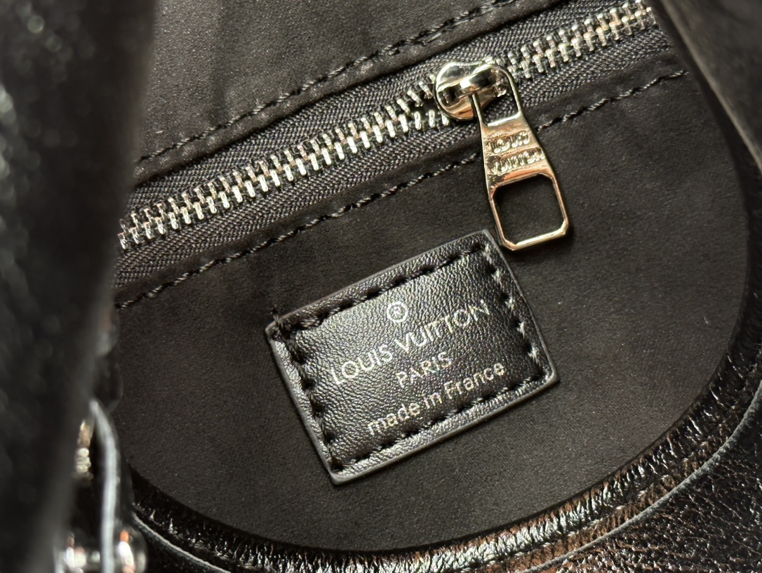 Louis Vuitton M24861 CarryAll Cargo Shoulder Bags Size 33*23*15cm