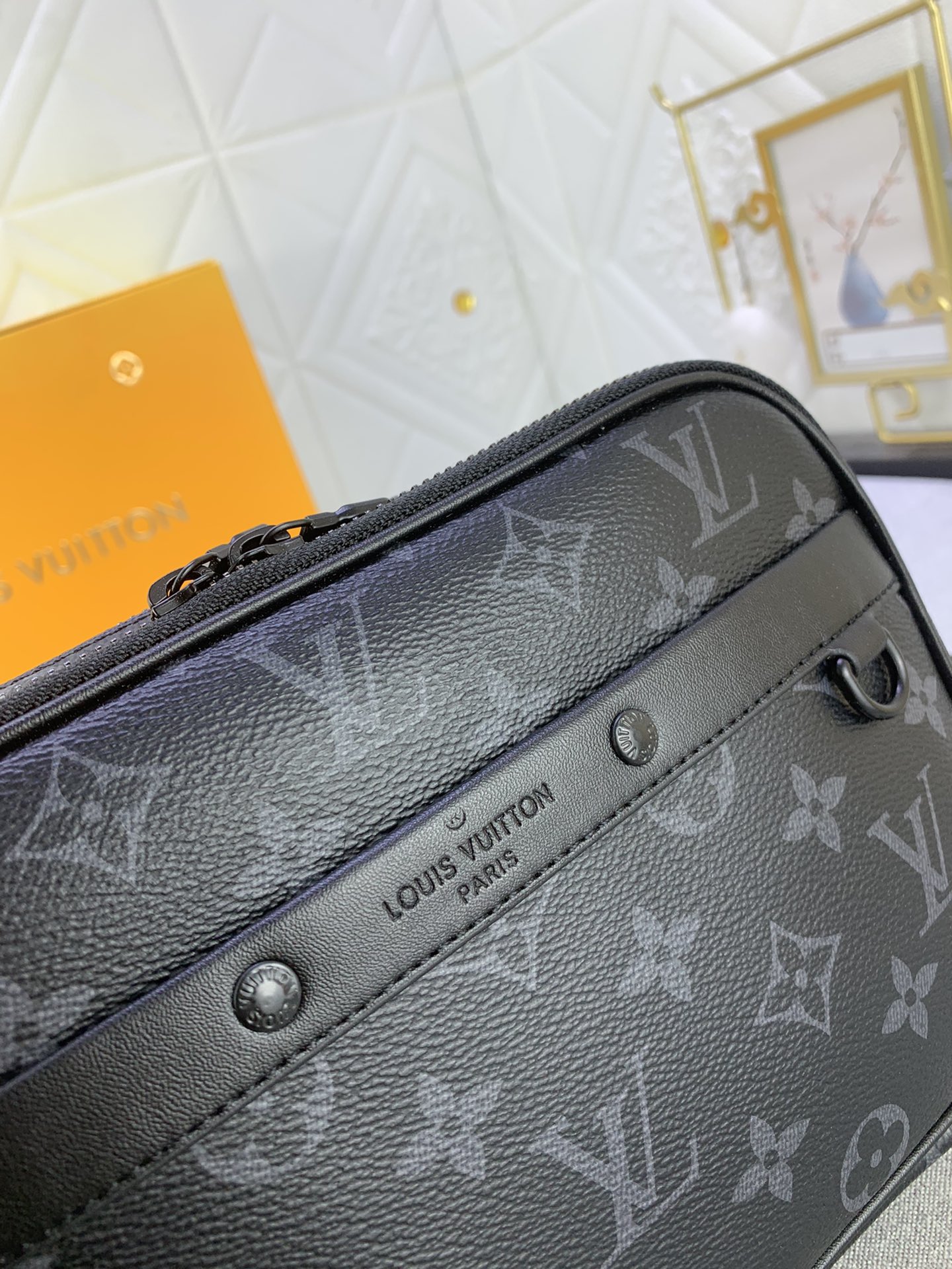 Louis Vuitton M46955 Alpha Shoulder Bags Size 11*18*6cm