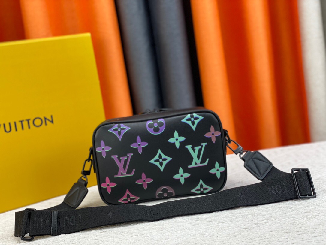 Louis Vuitton M22495 Comet Men Bags Size 21.5*14*7.5cm