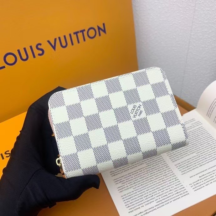 Louis Vuitton Women Card Holder M83689
