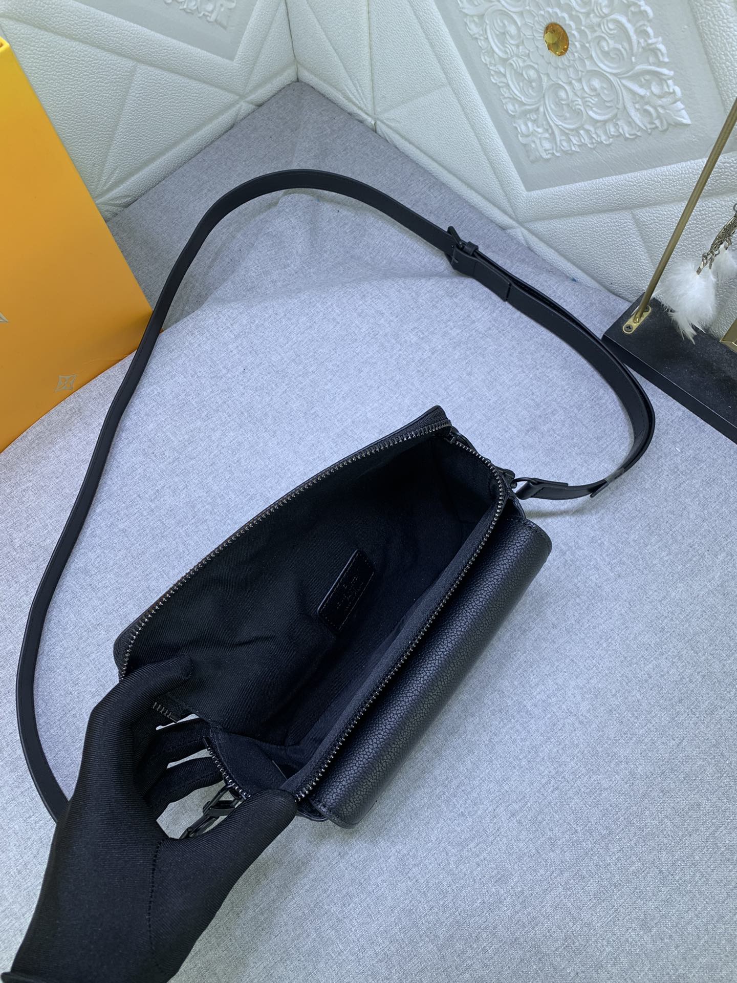 Louis Vuitton M83563 Pilot Shoulder Bags Size 20*12*5cm