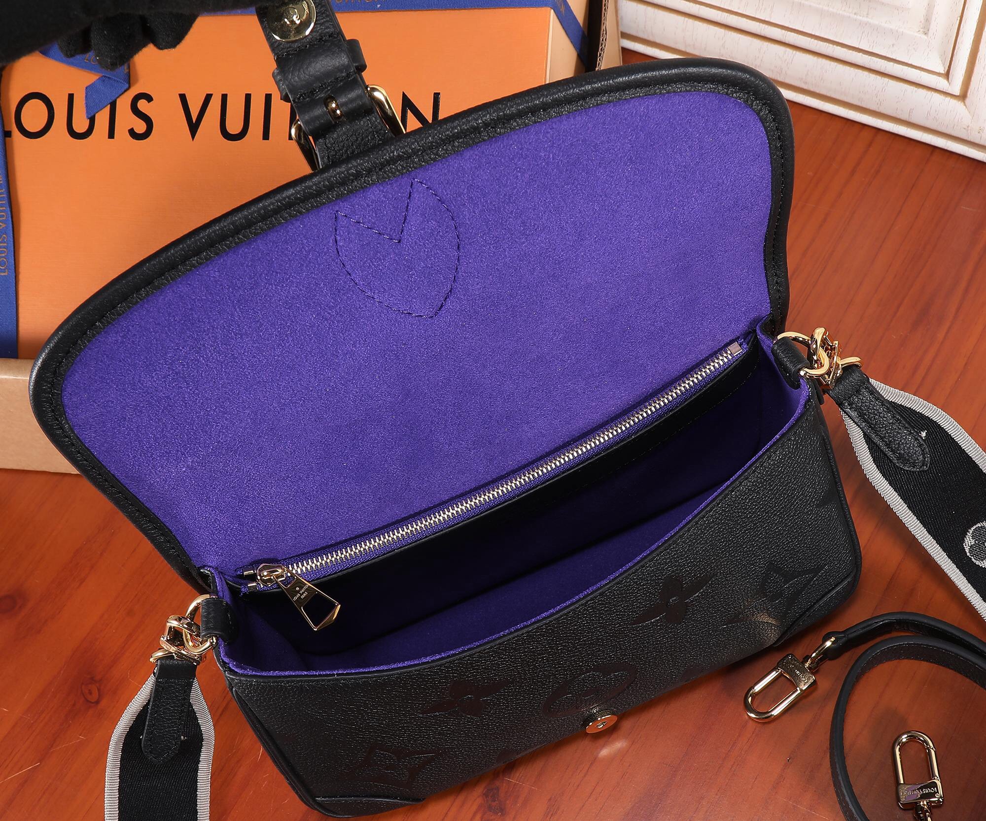 Louis Vuitton M46386 Diane Women Bags Size 24*15*9cm